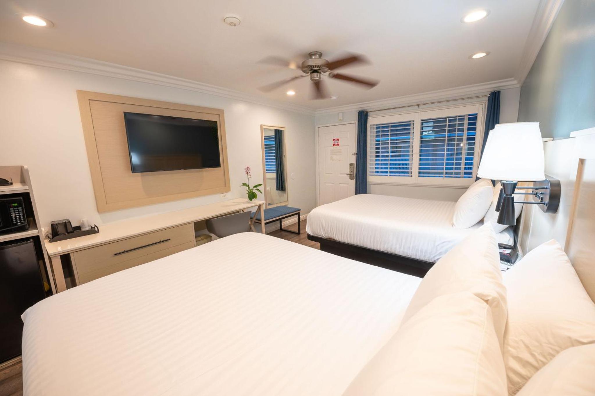 Queen Room with Two Queen Beds - Non-Smoking - Photo 2