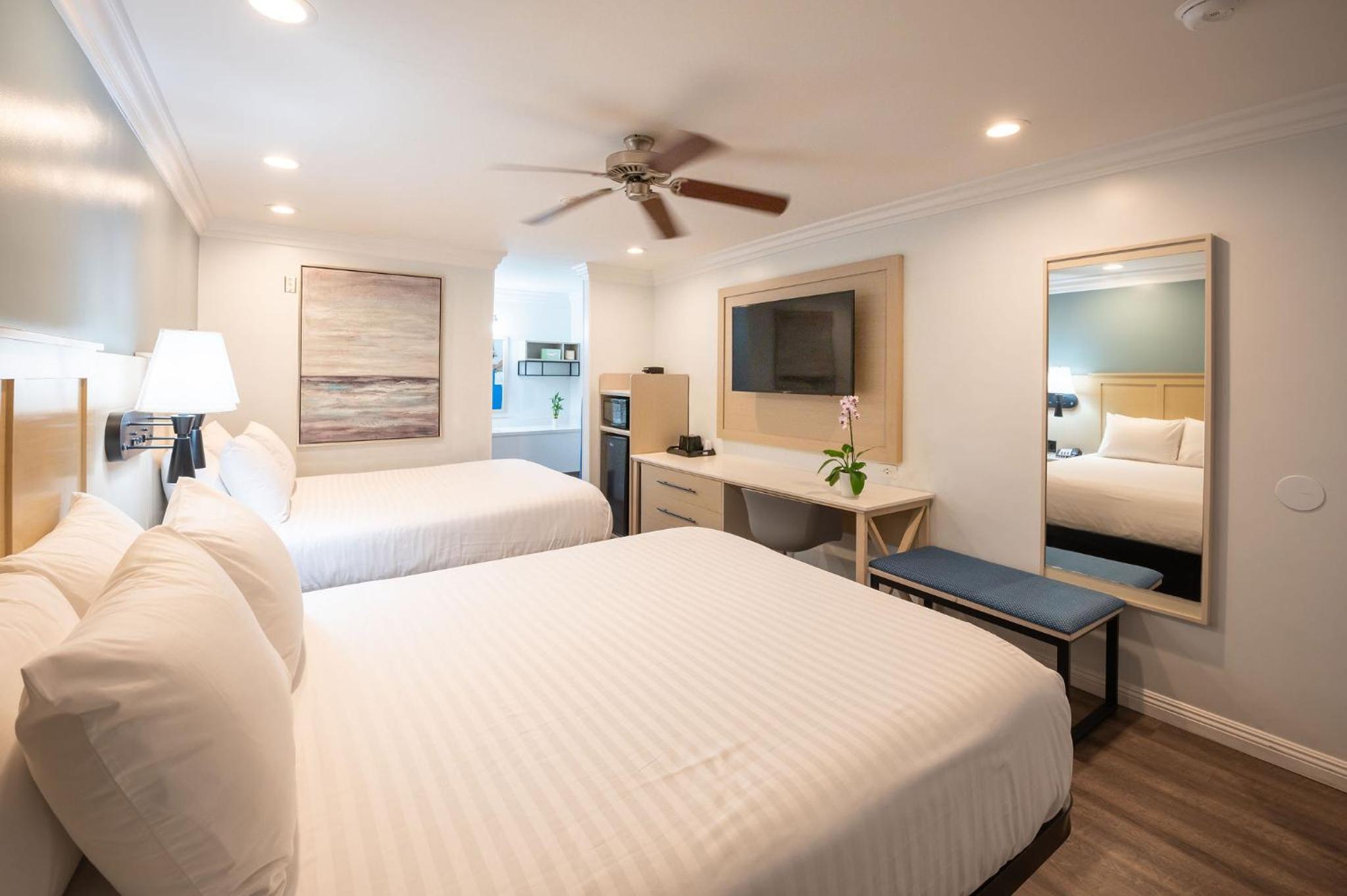 Queen Room with Two Queen Beds - Non-Smoking - Photo 10