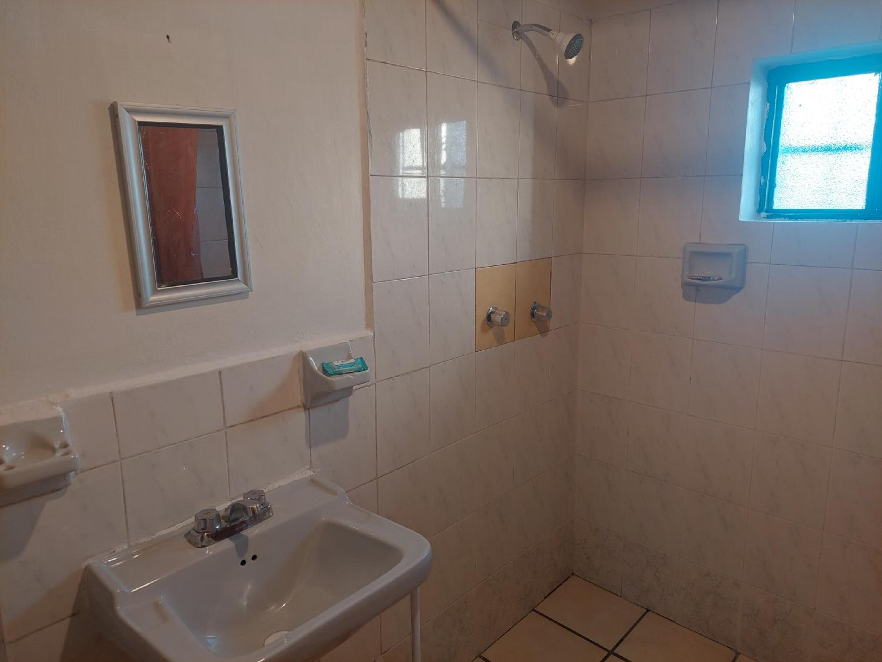 Standard Twin Room - Photo 2