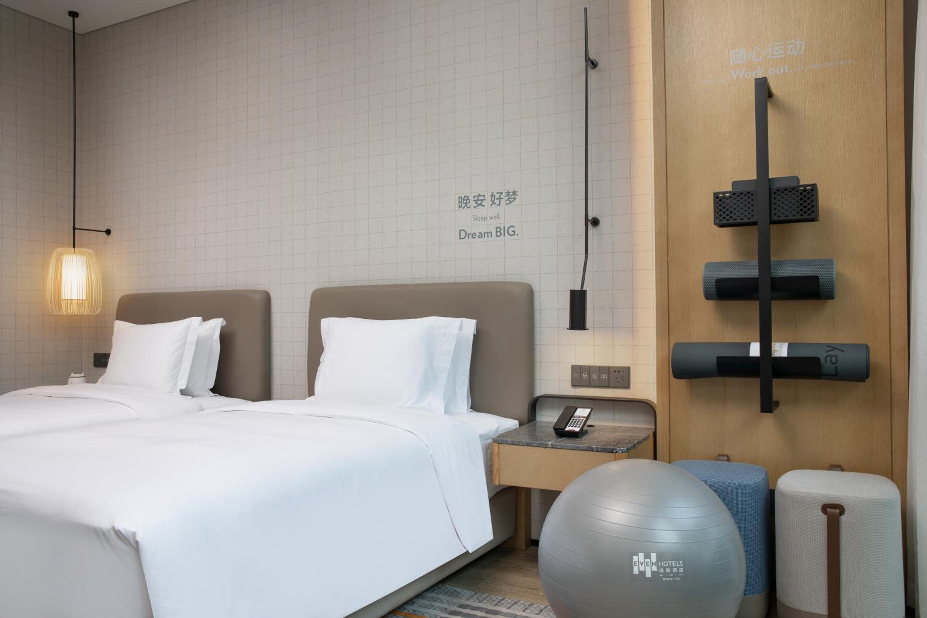 Premium King Room with City View - Photo 4