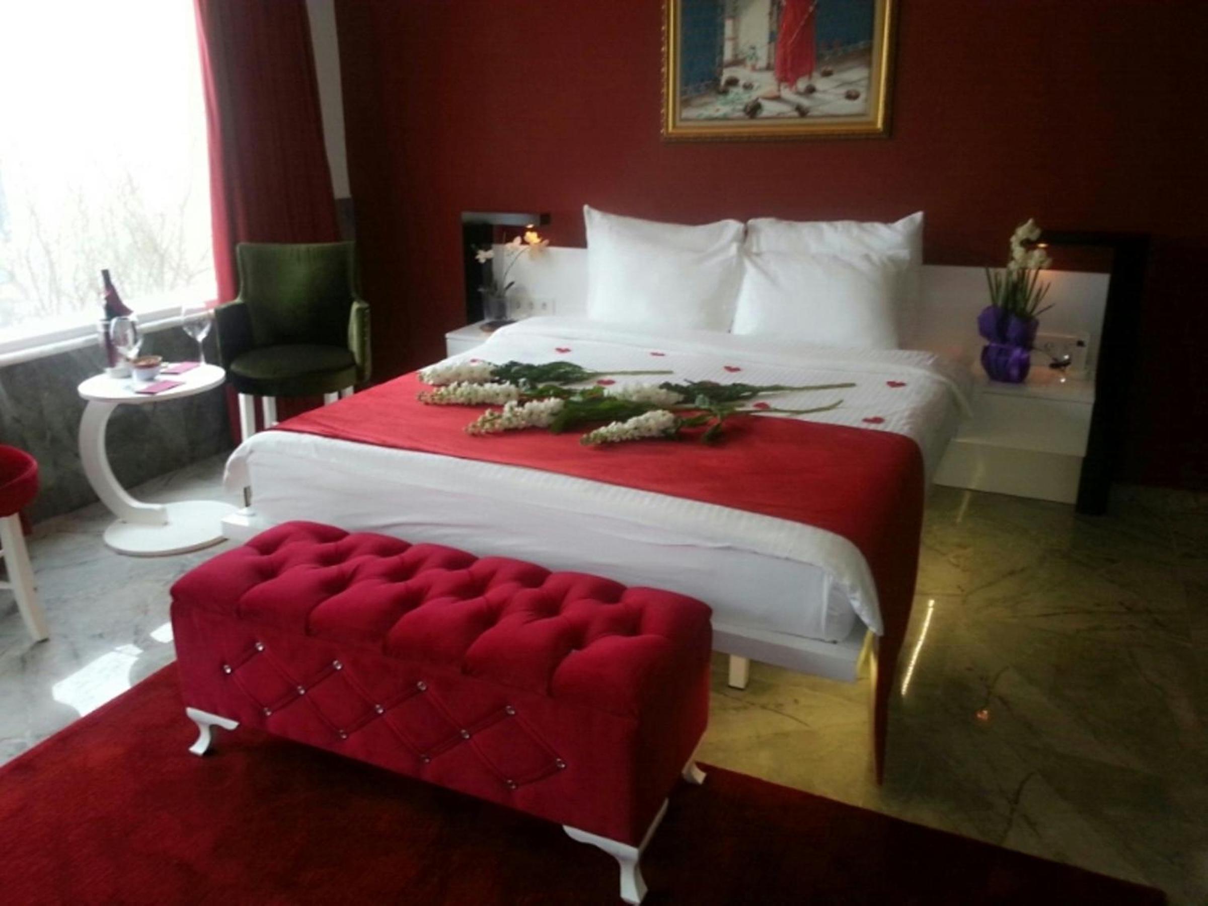 Honeymoon Suite photo 3