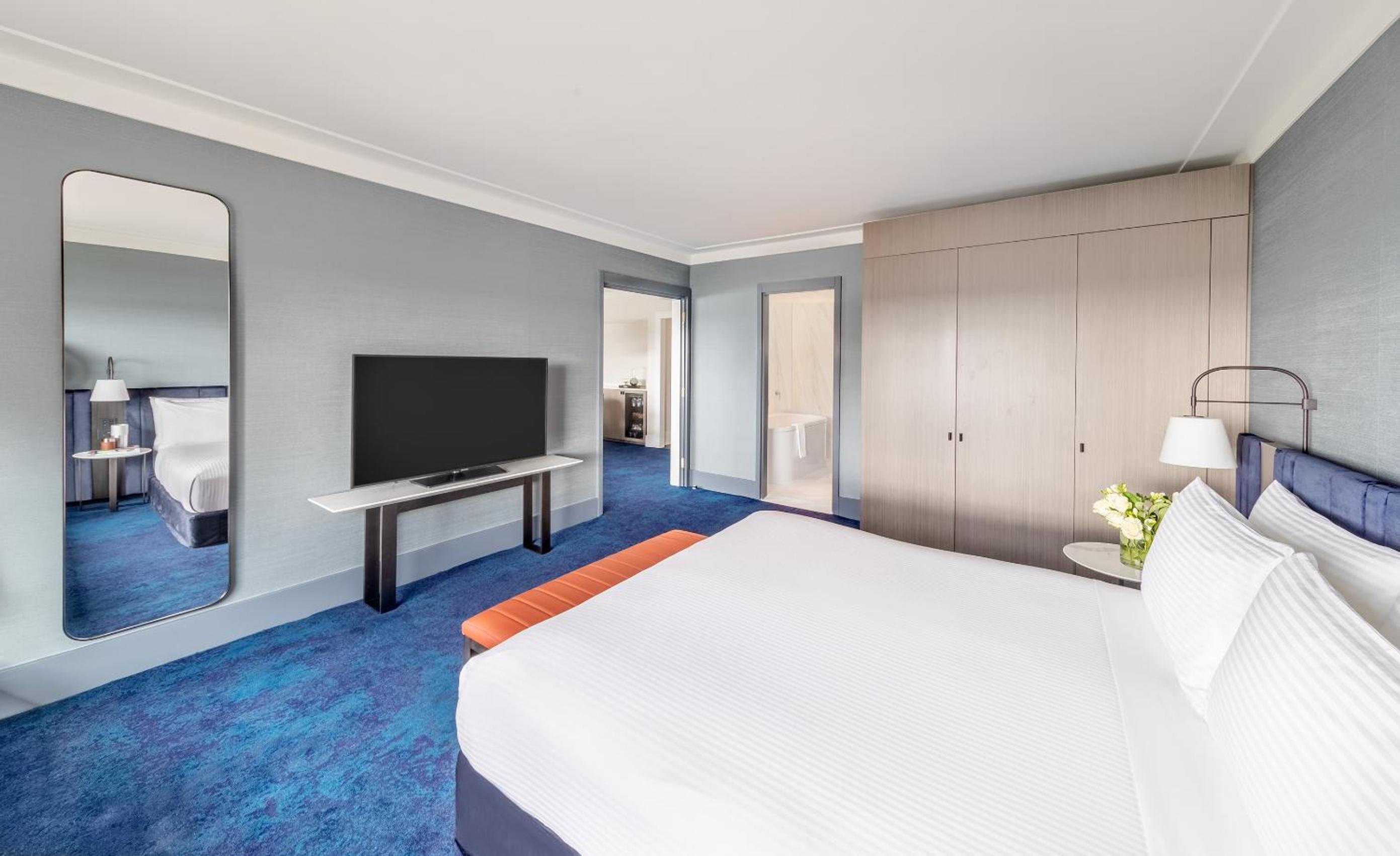 1 King Suite Harbor Bridge View thumbnail 5