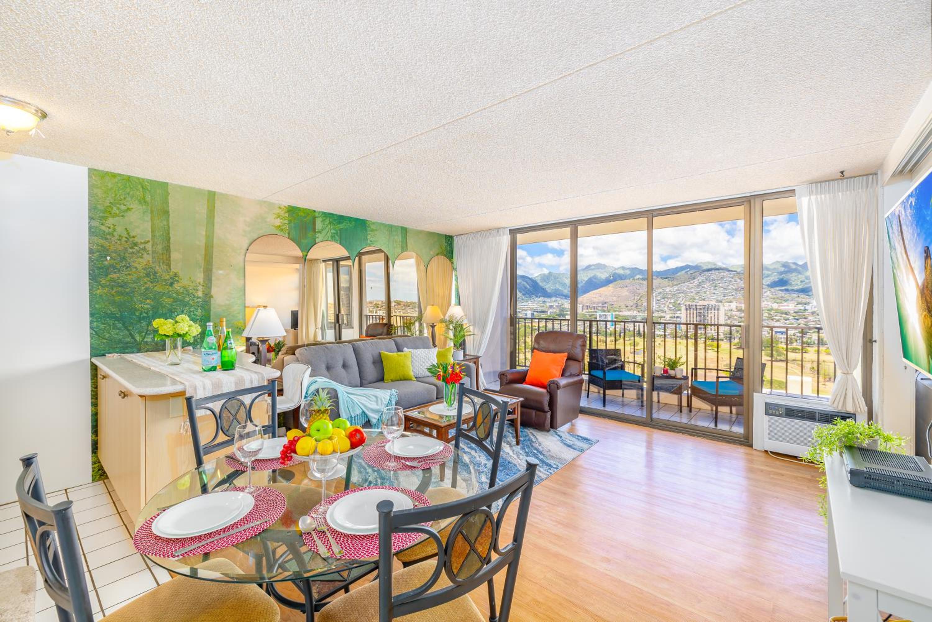 Waikiki Beach escape with lanai & scenic views: Apartment with Mountain View photo