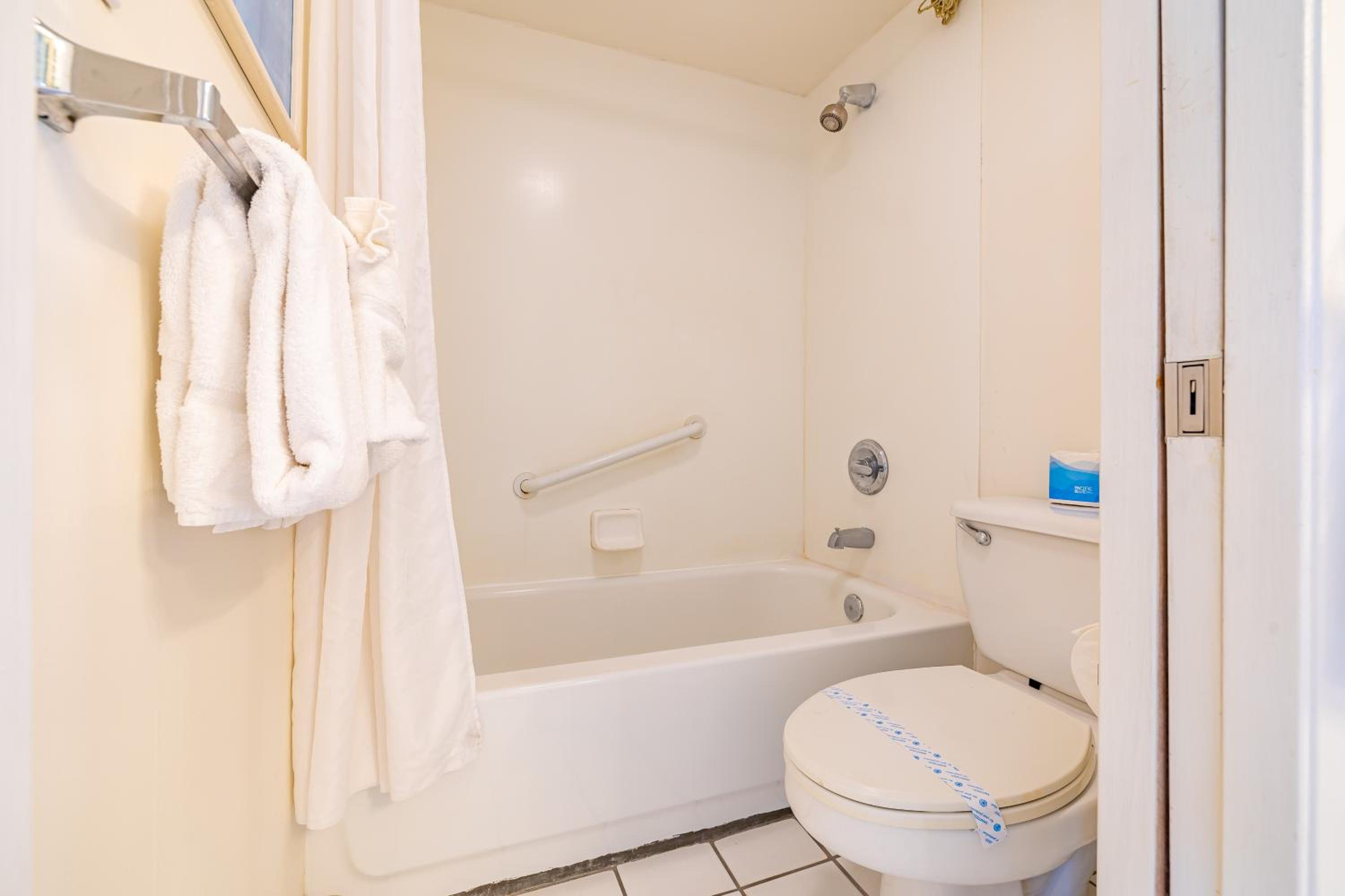 Waikiki Beach escape with lanai & scenic views: Apartment with Mountain View photo