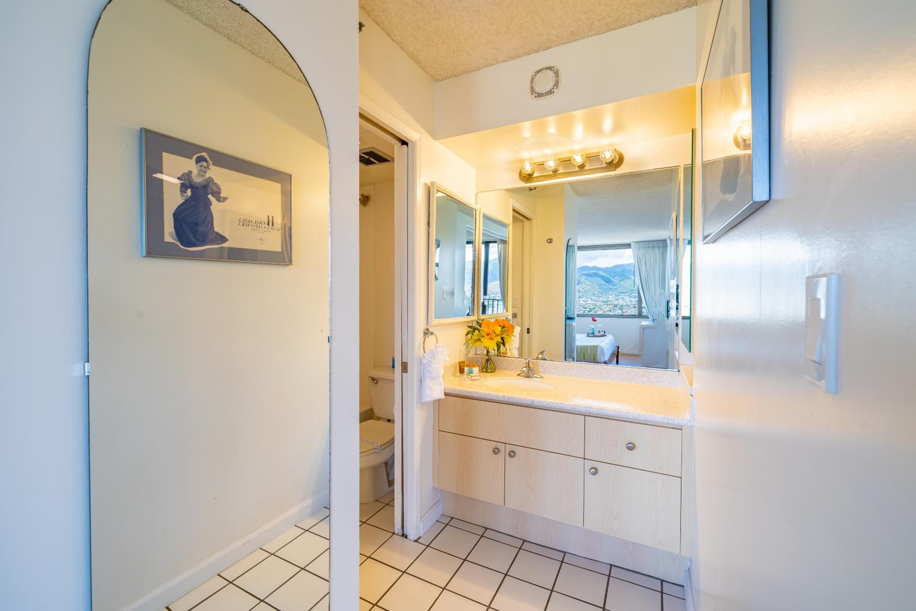 Waikiki Beach escape with lanai & scenic views: Apartment with Mountain View photo