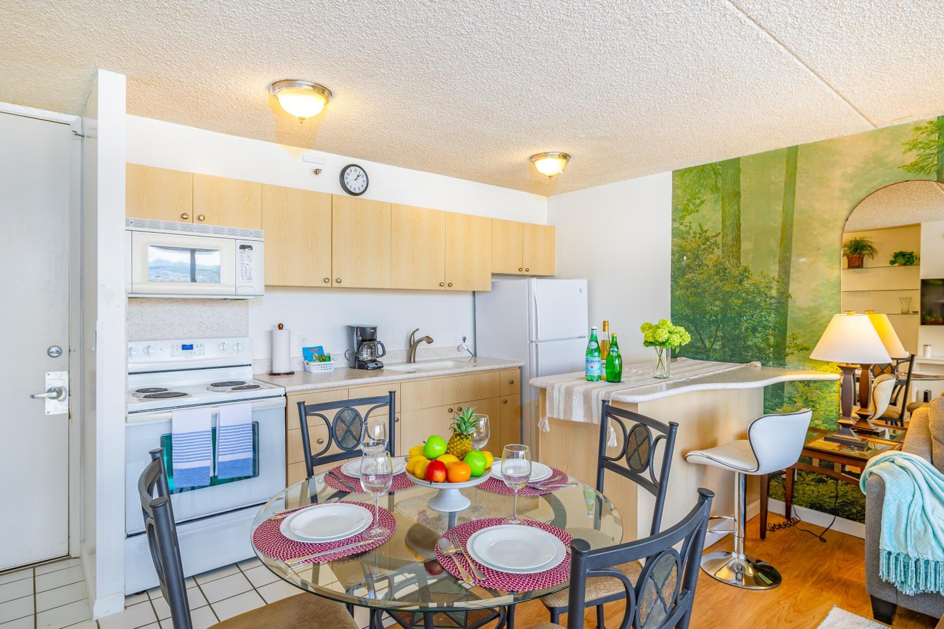 Waikiki Beach escape with lanai & scenic views: Apartment with Mountain View photo