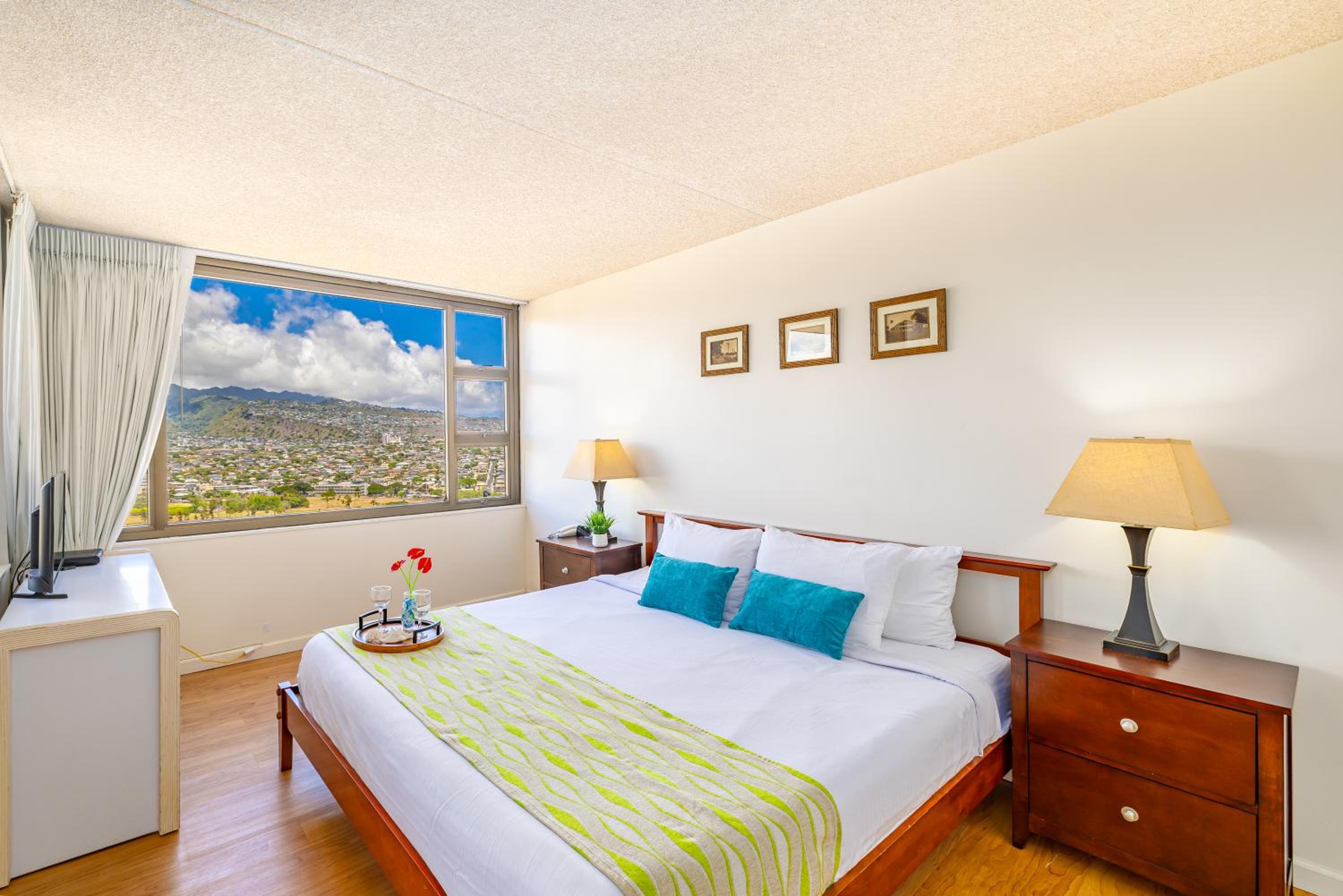 Waikiki Beach escape with lanai & scenic views: Apartment with Mountain View photo