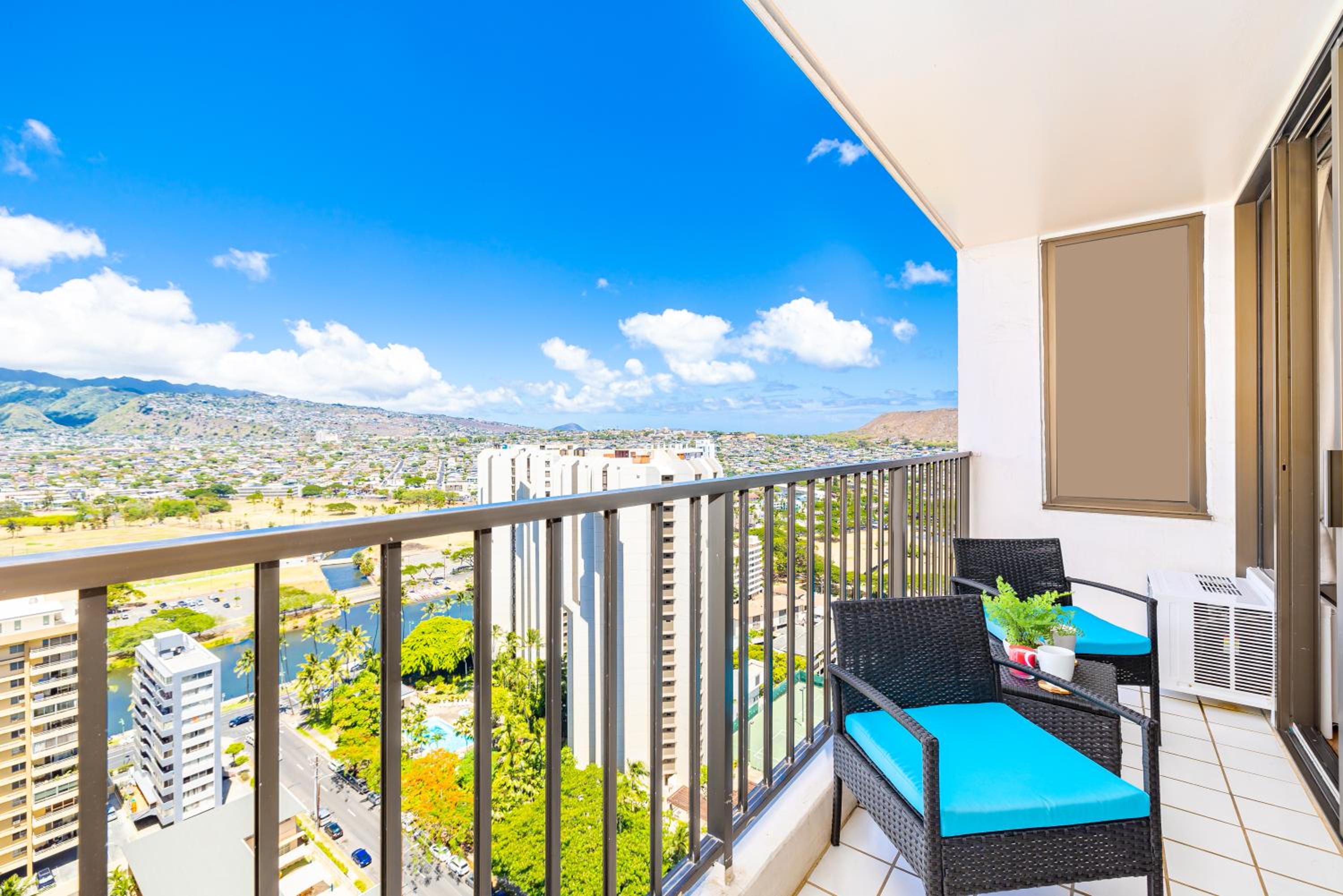 Waikiki Beach escape with lanai & scenic views: Apartment with Mountain View photo