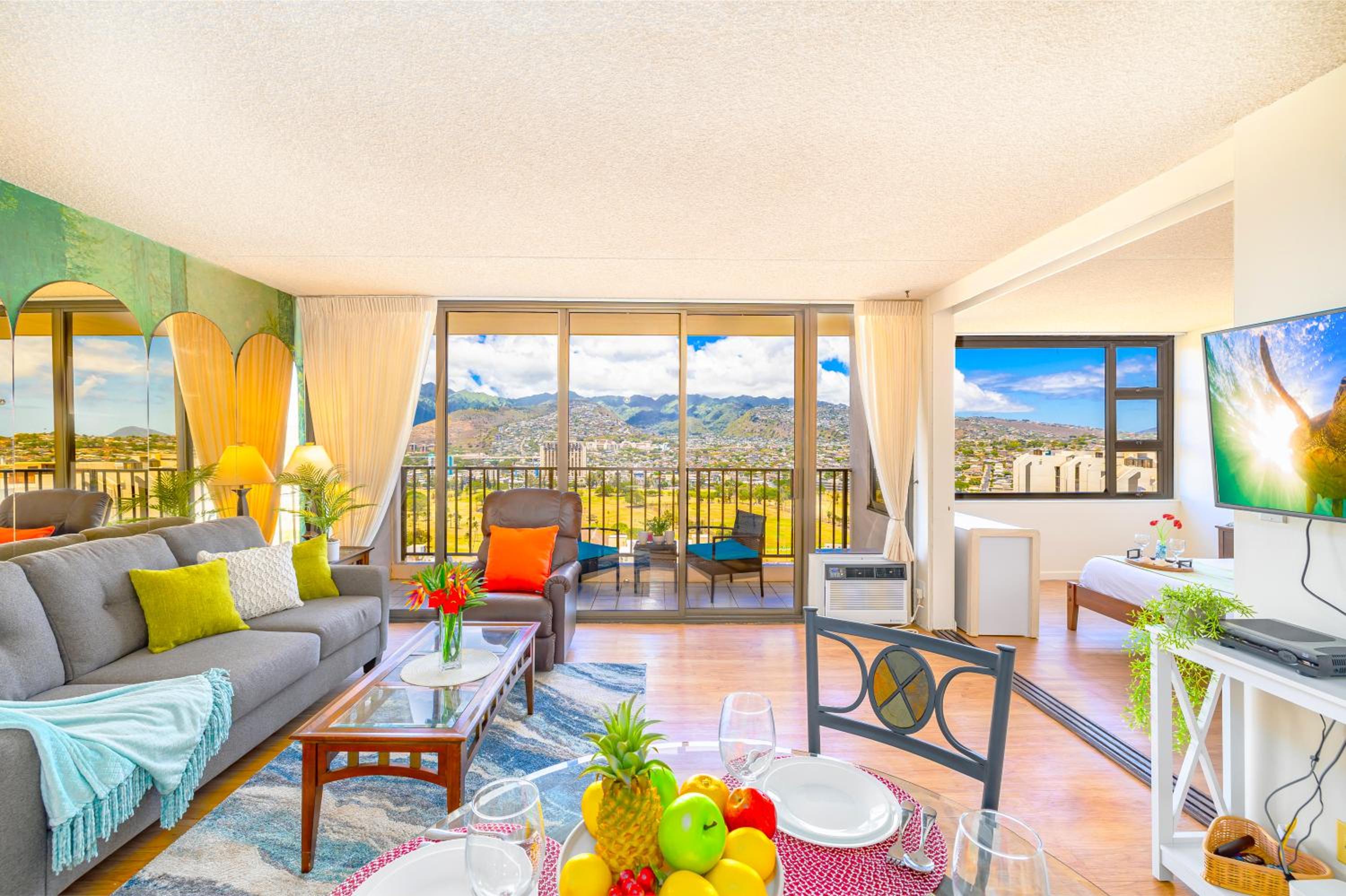 Waikiki Beach escape with lanai & scenic views: hotel room photo