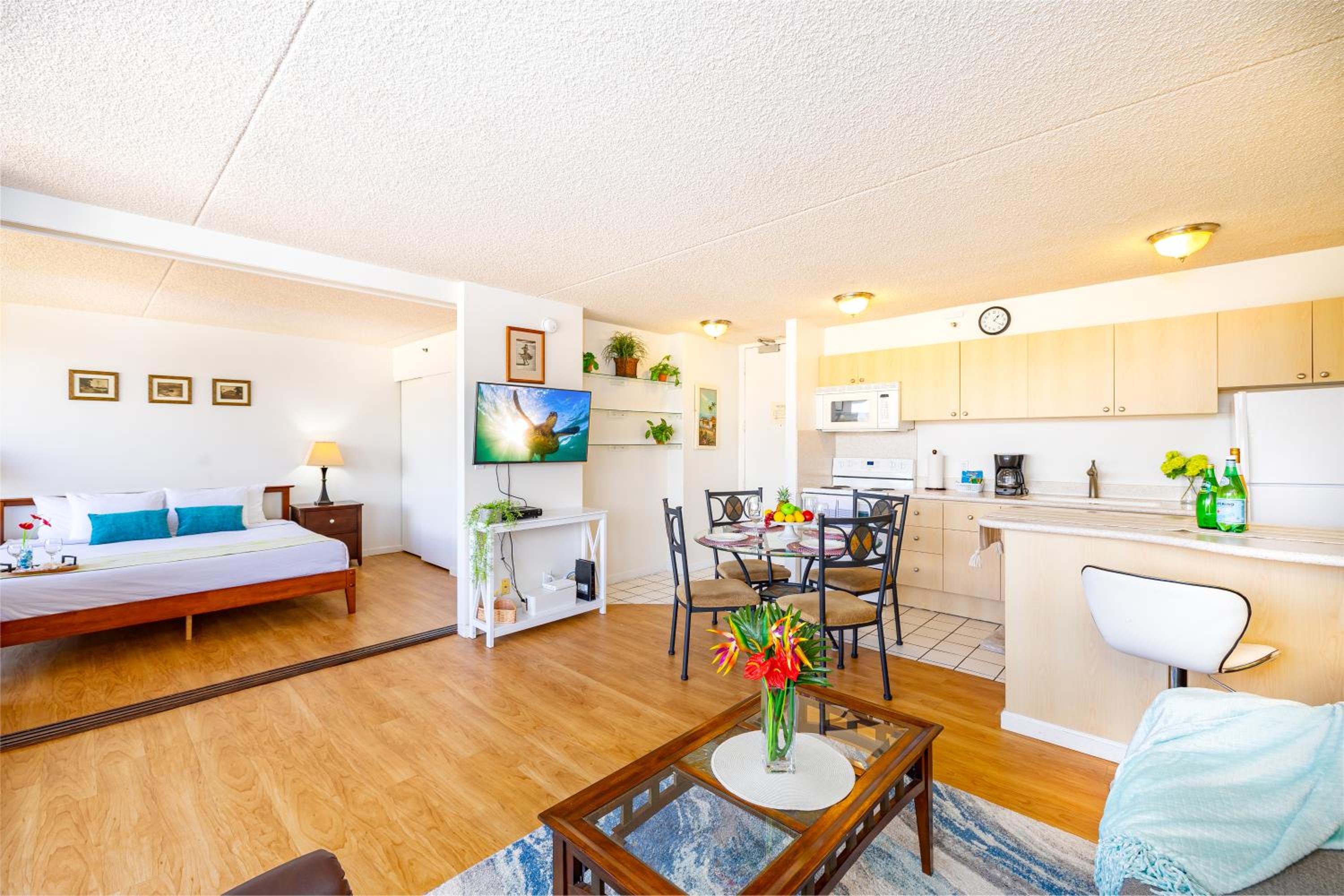 Waikiki Beach escape with lanai & scenic views: Apartment with Mountain View photo