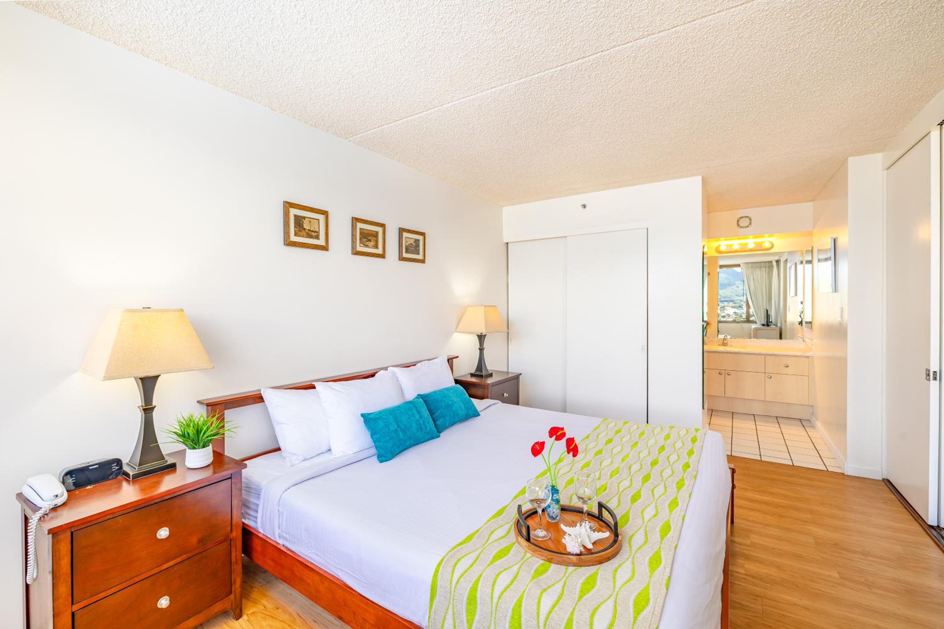 Waikiki Beach escape with lanai & scenic views: Apartment with Mountain View photo