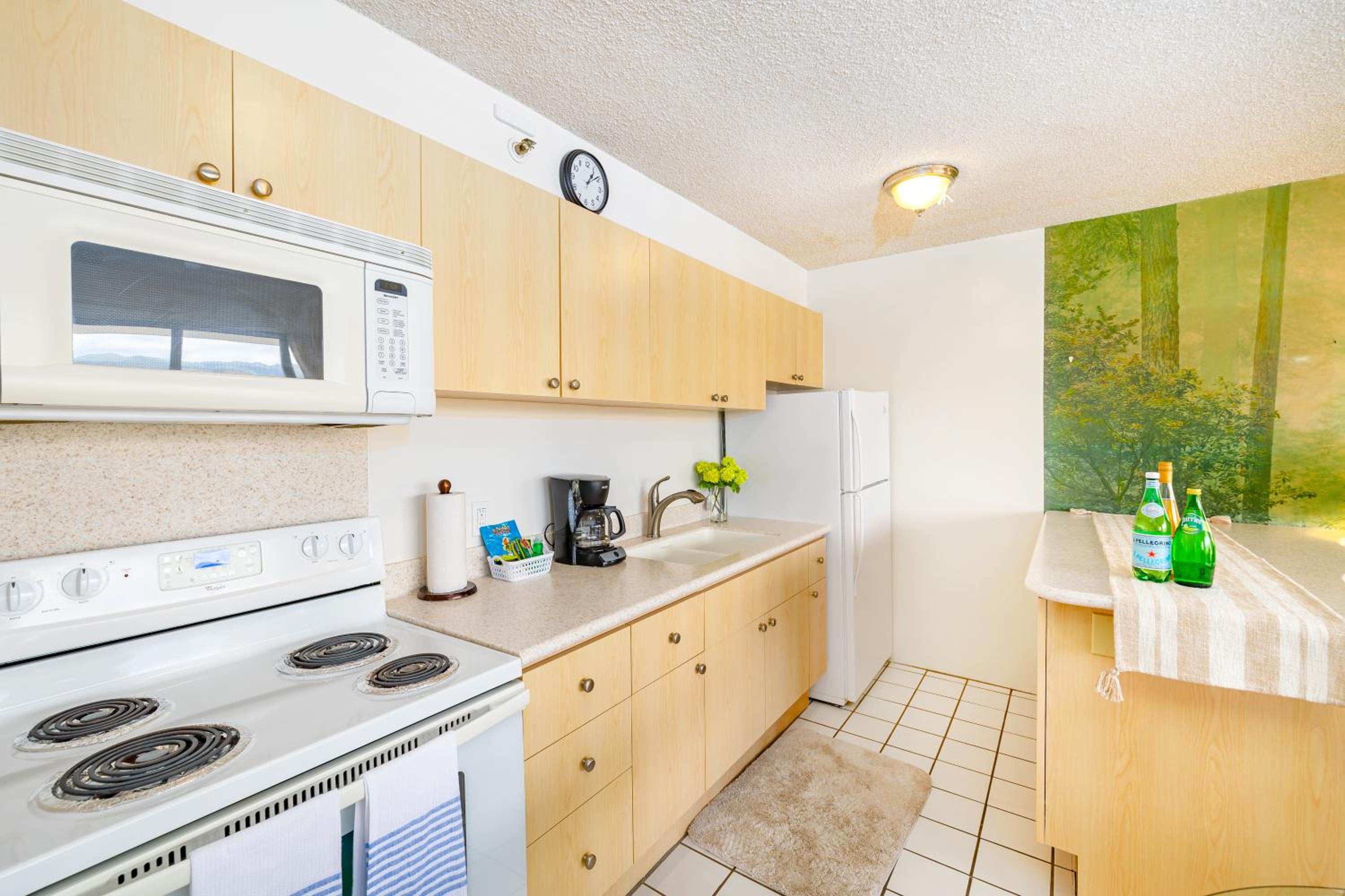 Waikiki Beach escape with lanai & scenic views: Apartment with Mountain View photo