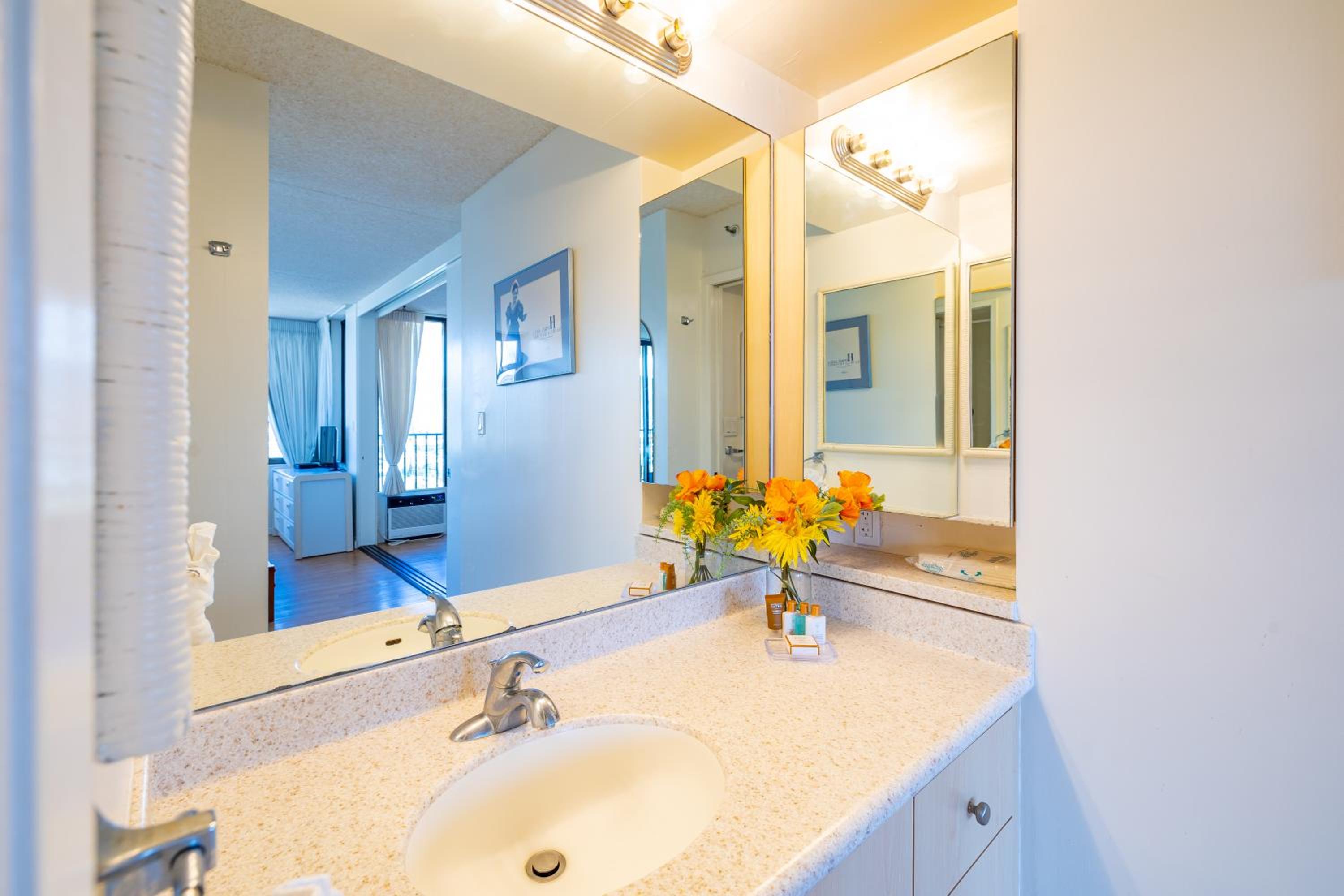 Waikiki Beach escape with lanai & scenic views: Apartment with Mountain View photo