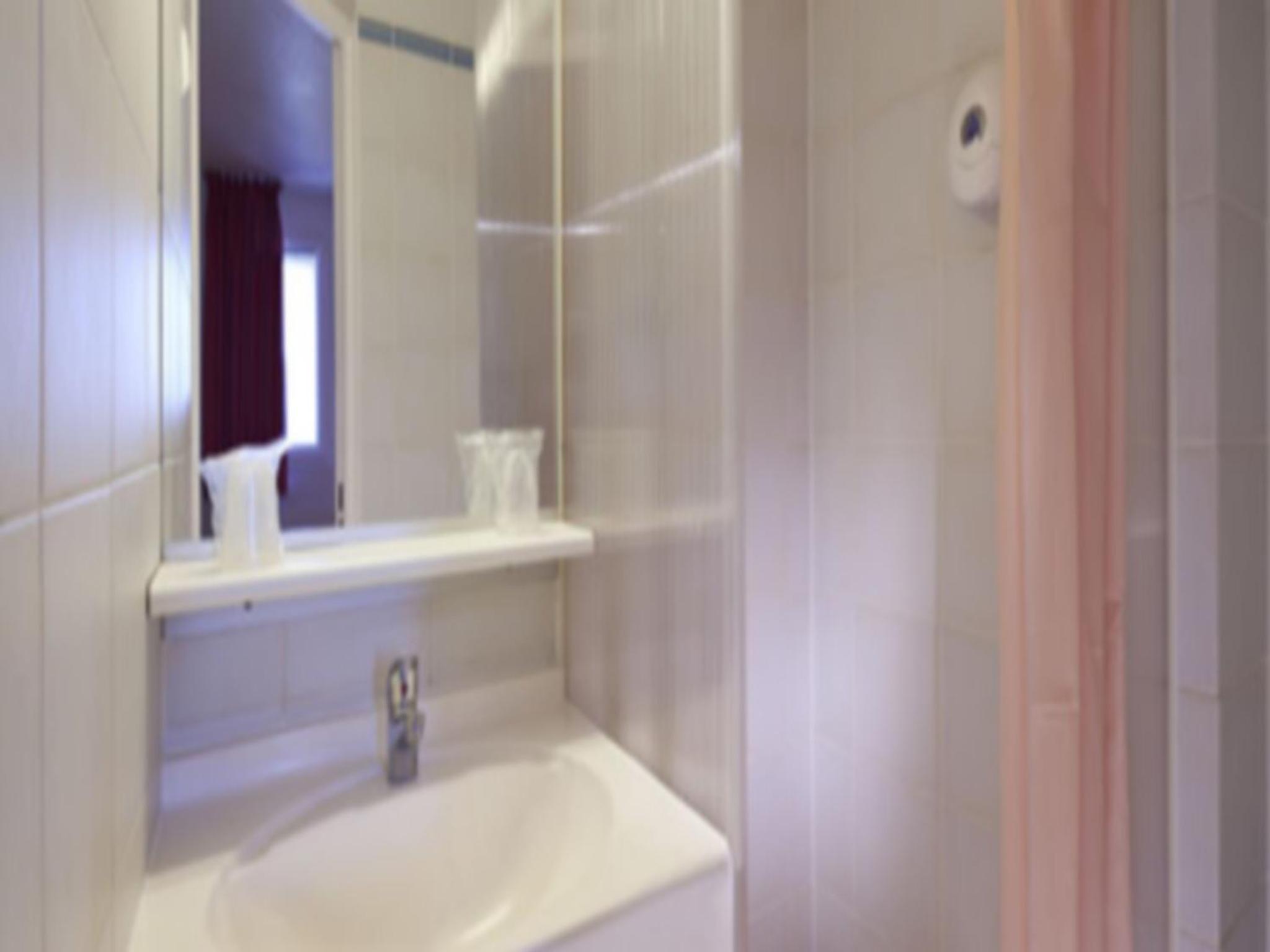 Triple Room- One Double and One Single Bed photo 3