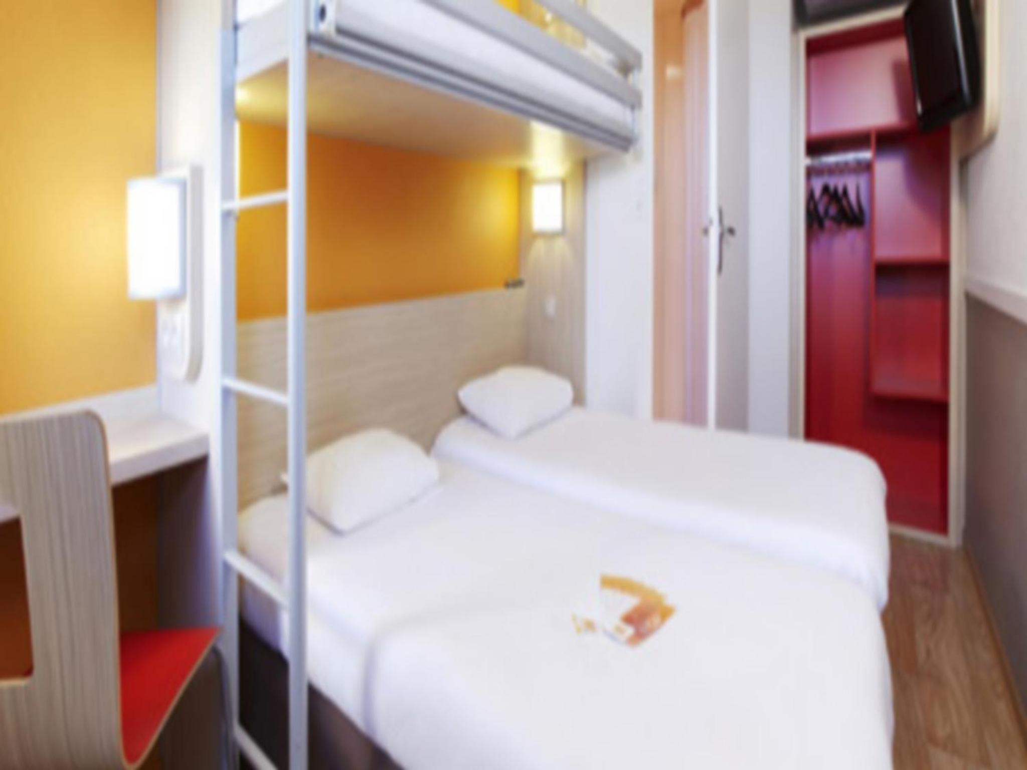 Triple Room with Three Single Beds photo 2