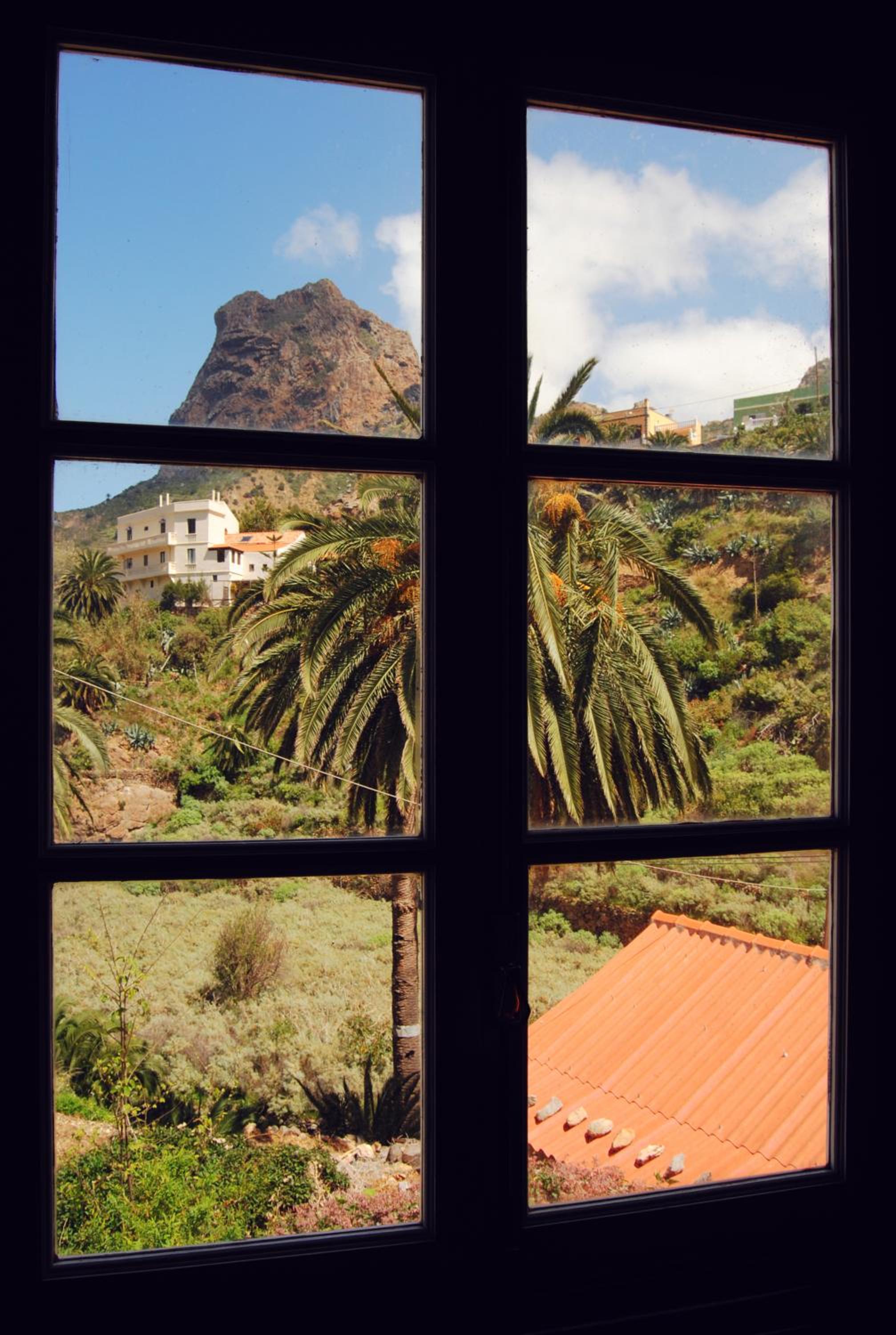 Two-Bedroom Apartment with Mountain View photo 2