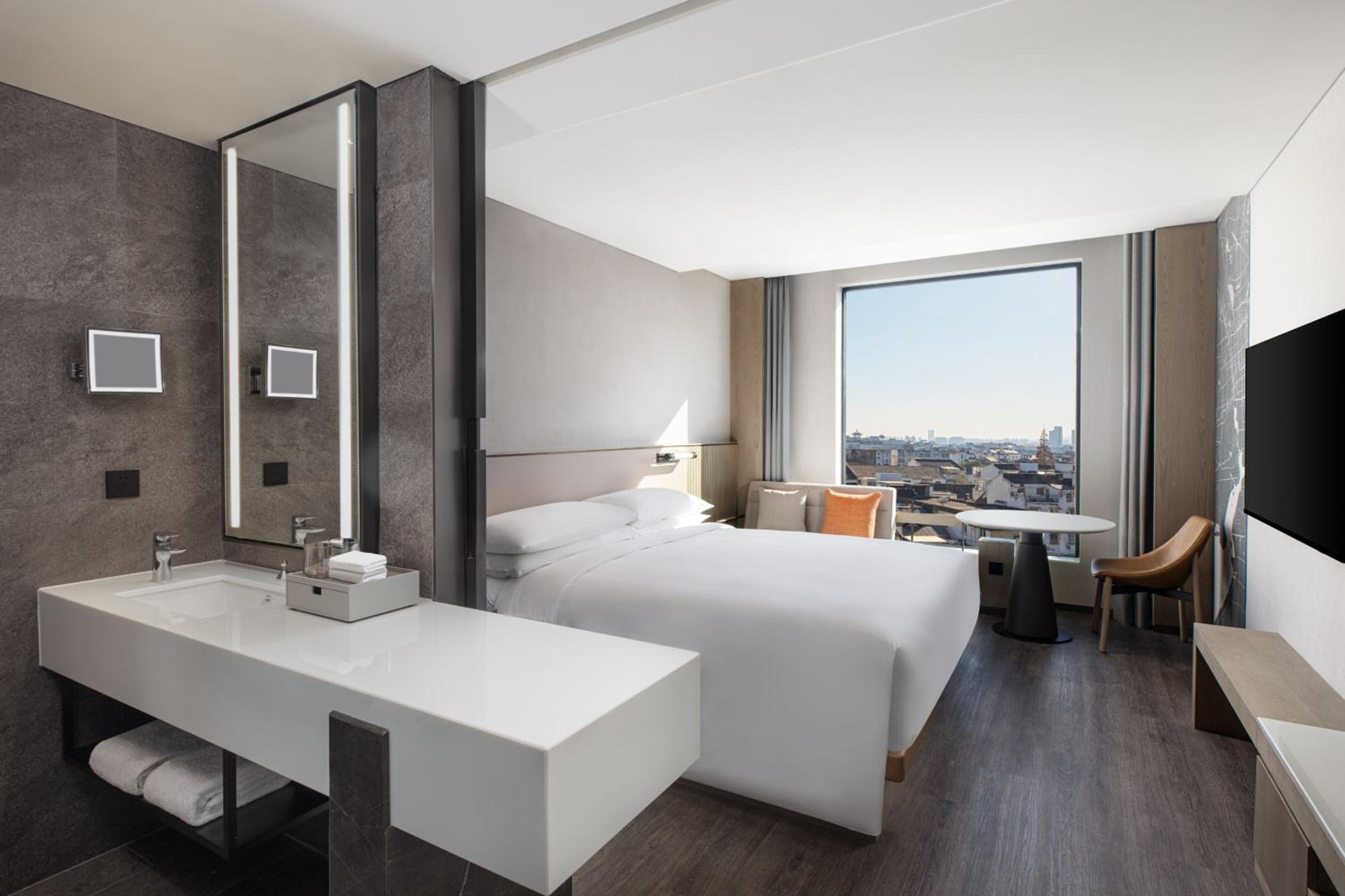 Standard King Room - Photo 3