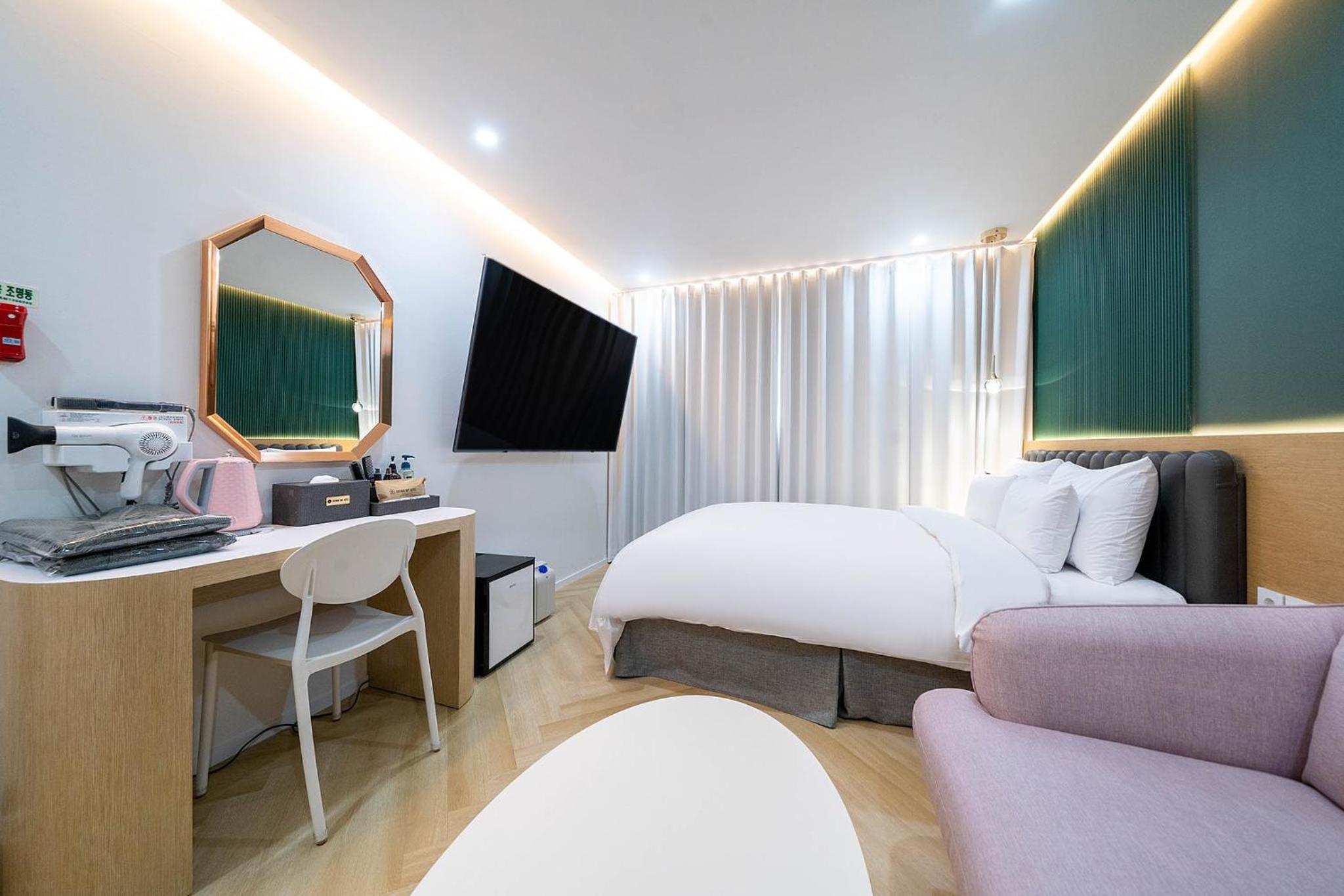 Premium Double Room - Photo 10