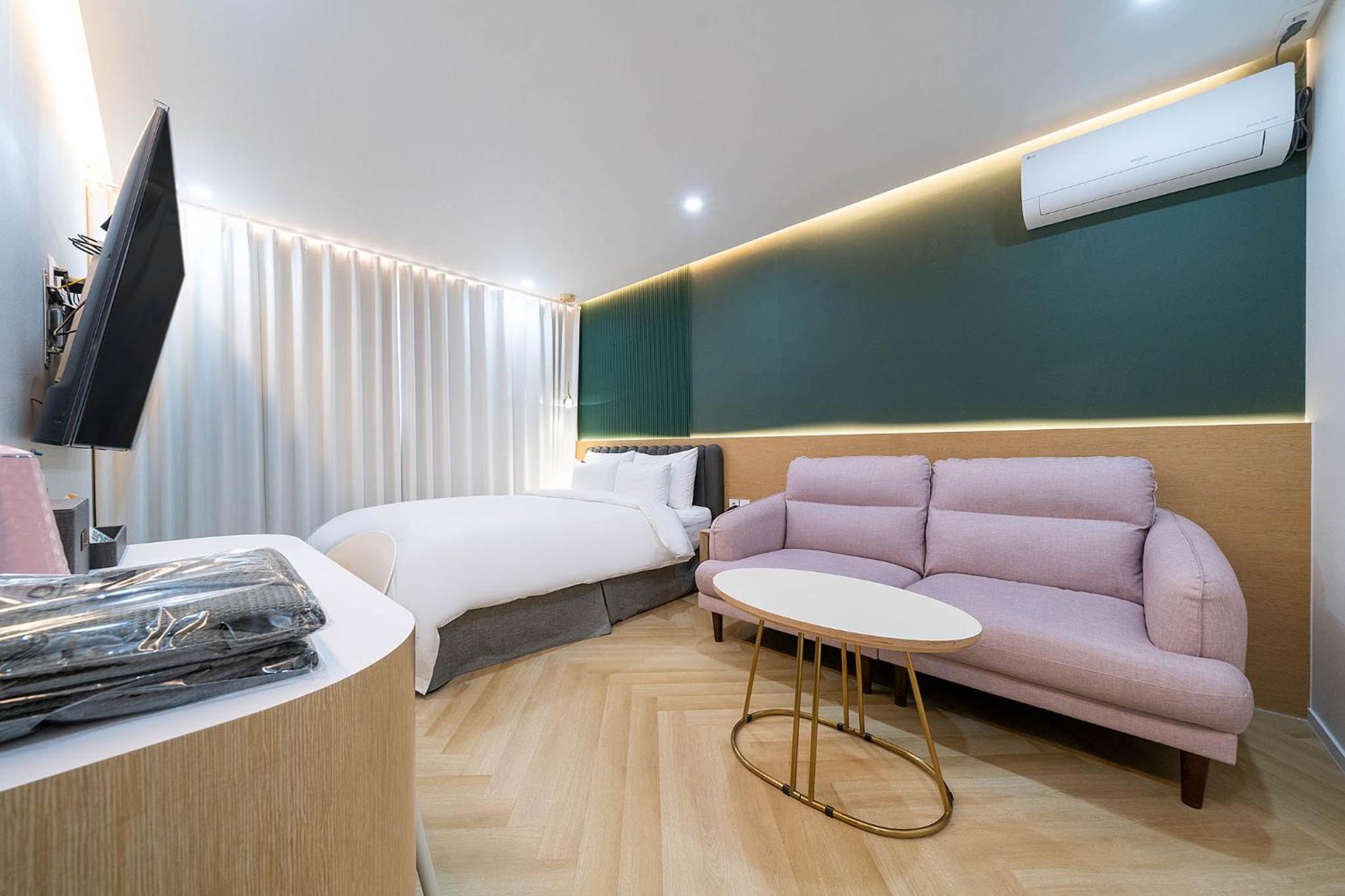 Premium Double Room - Photo 11