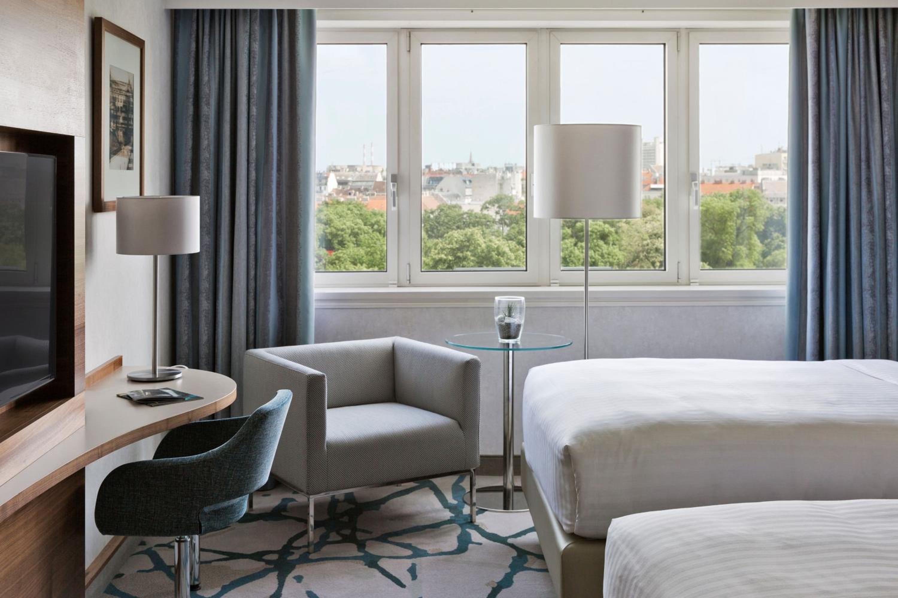 Superior Double Room with Two Double Beds and Park View - Photo 3
