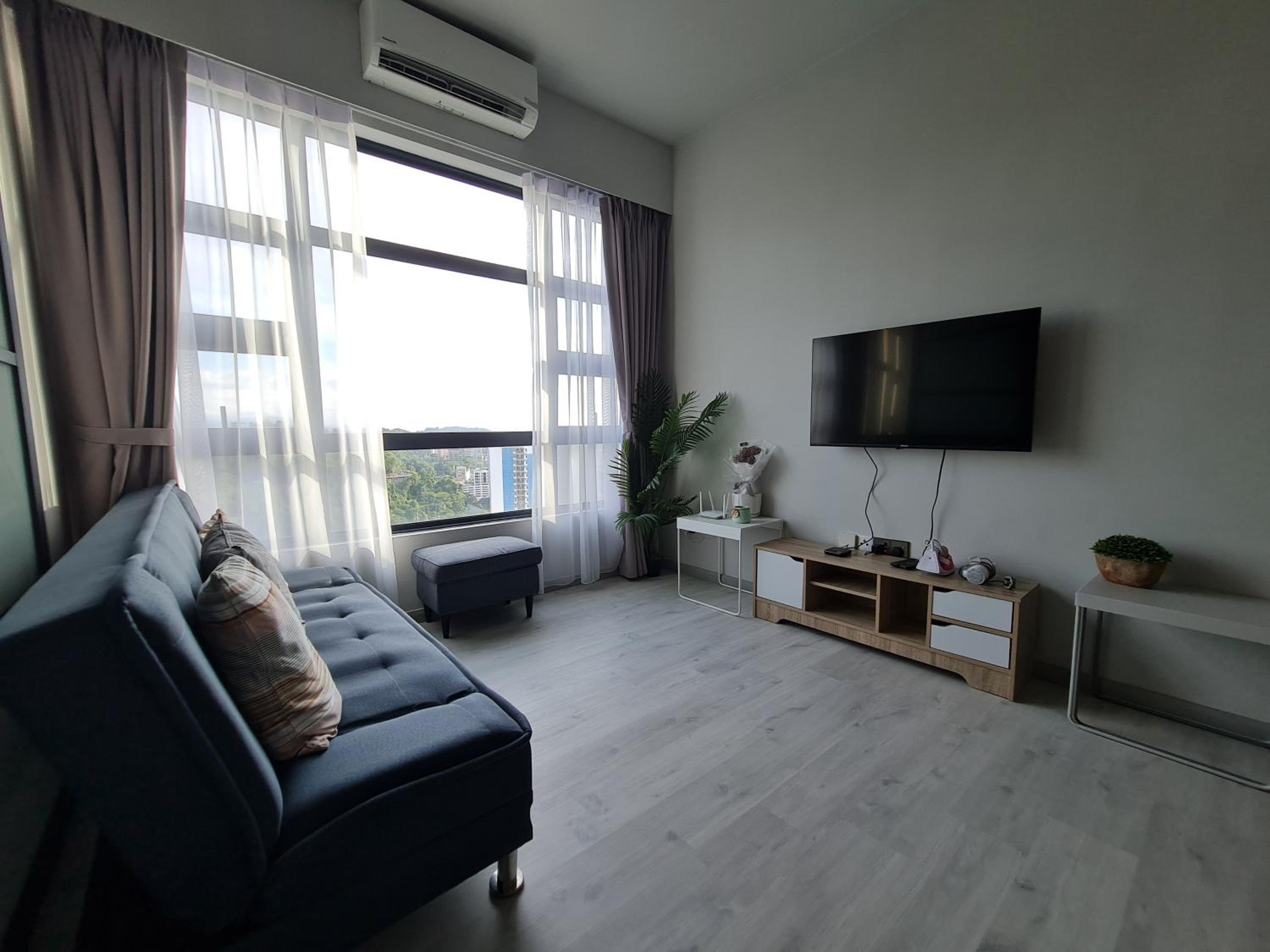 Apartment with Mountain View