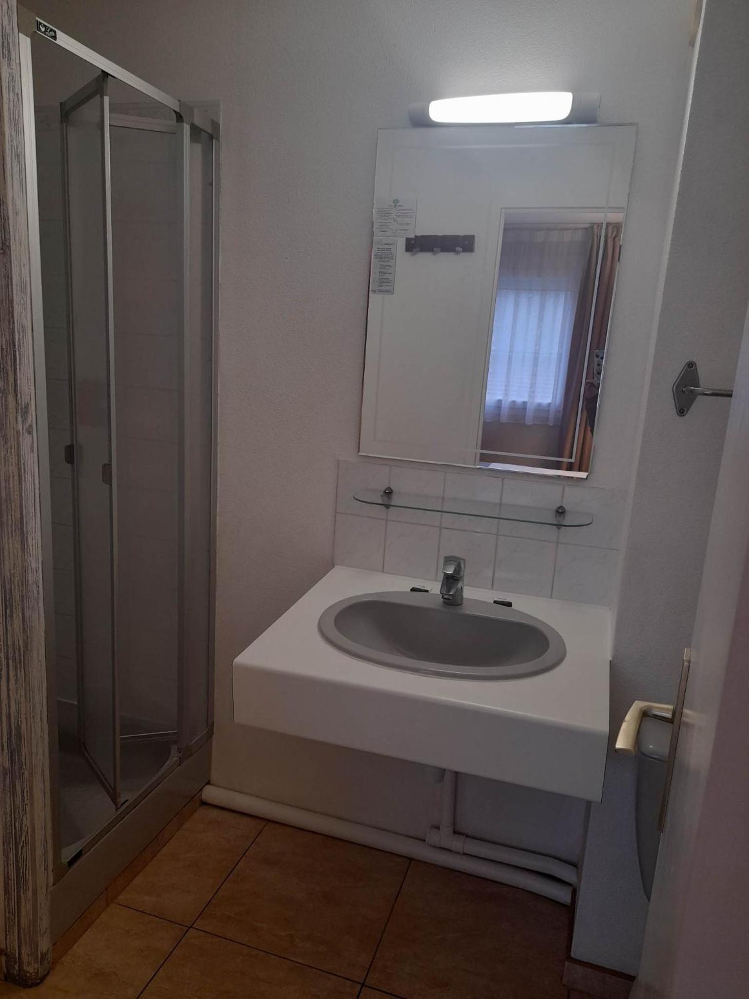 Twin Room - Photo 3