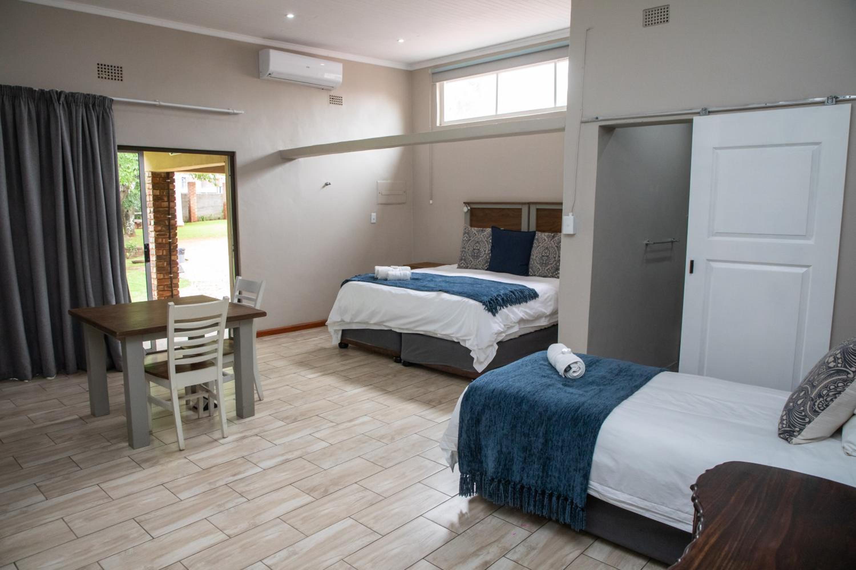 Family Room with Garden View - Photo 7
