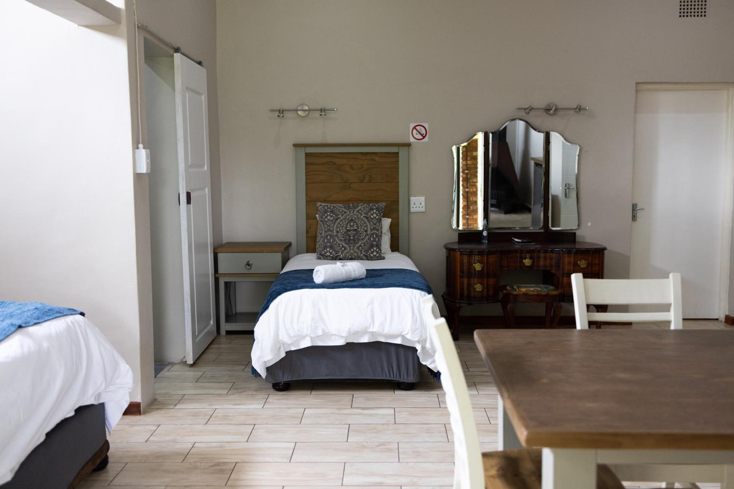 Family Room with Garden View - Photo 8
