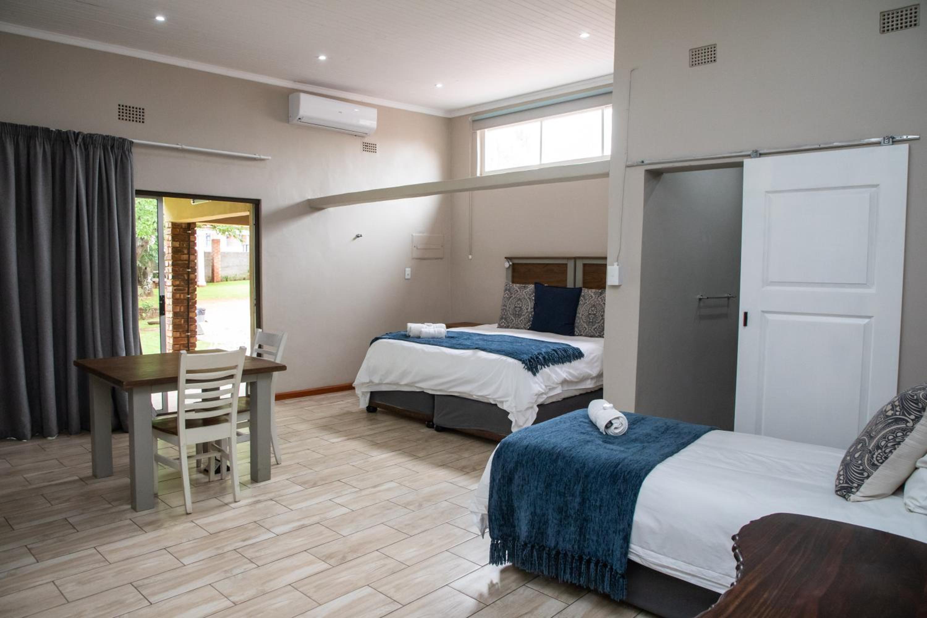 Family Room with Garden View - Photo 2