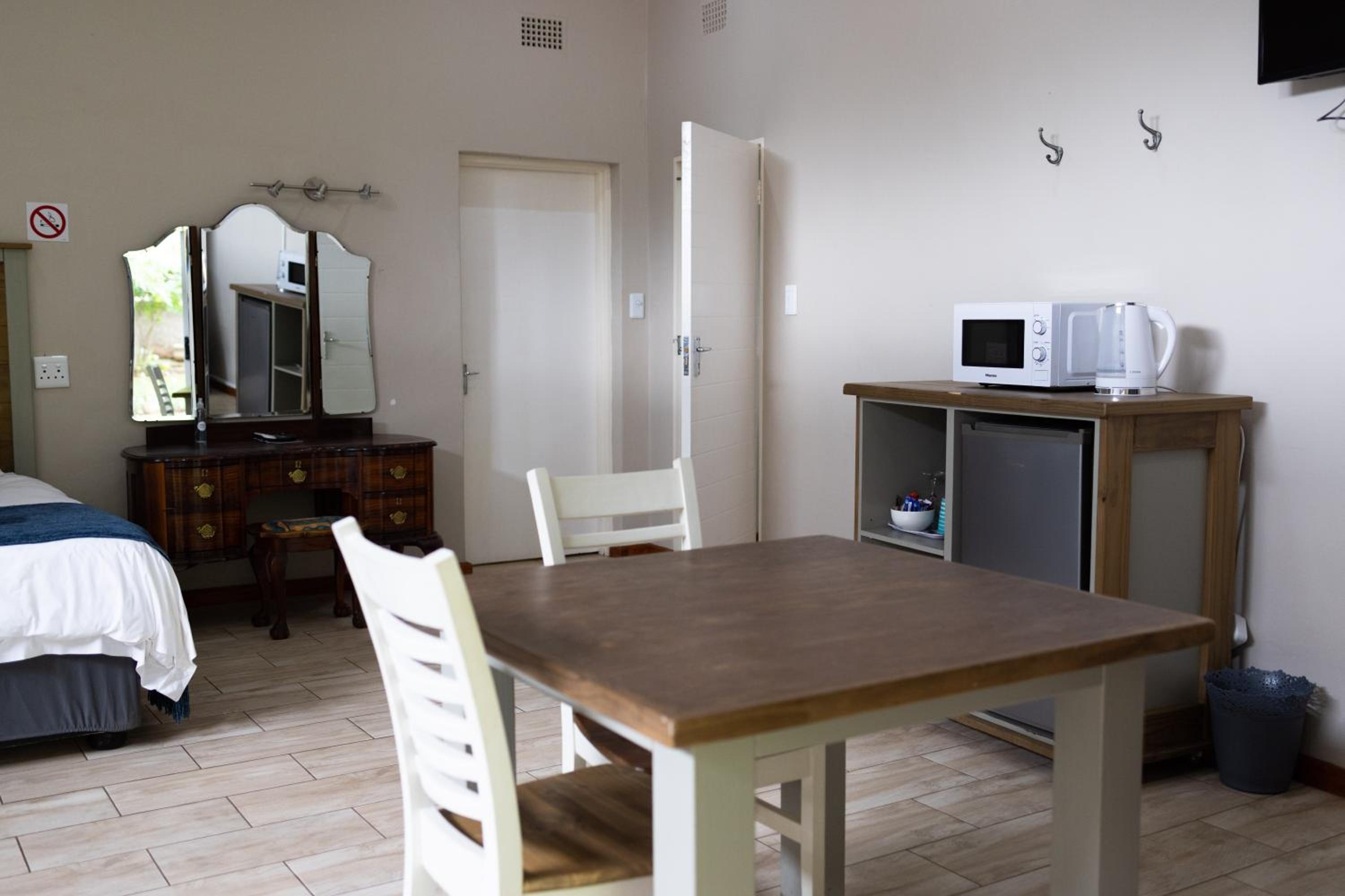 Family Room with Garden View - Photo 5