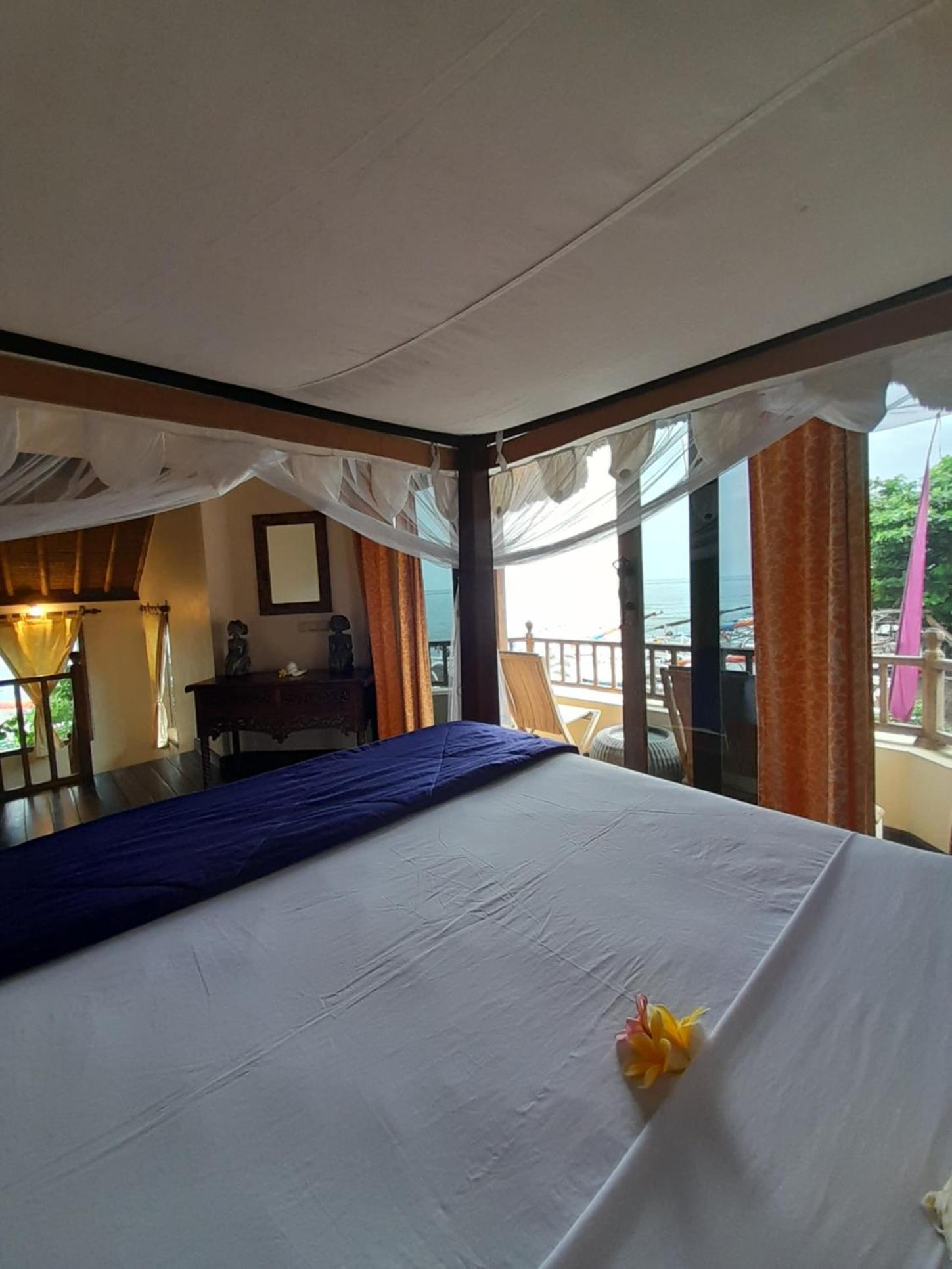 Two-Bedroom Beachfront Villa - Photo 19