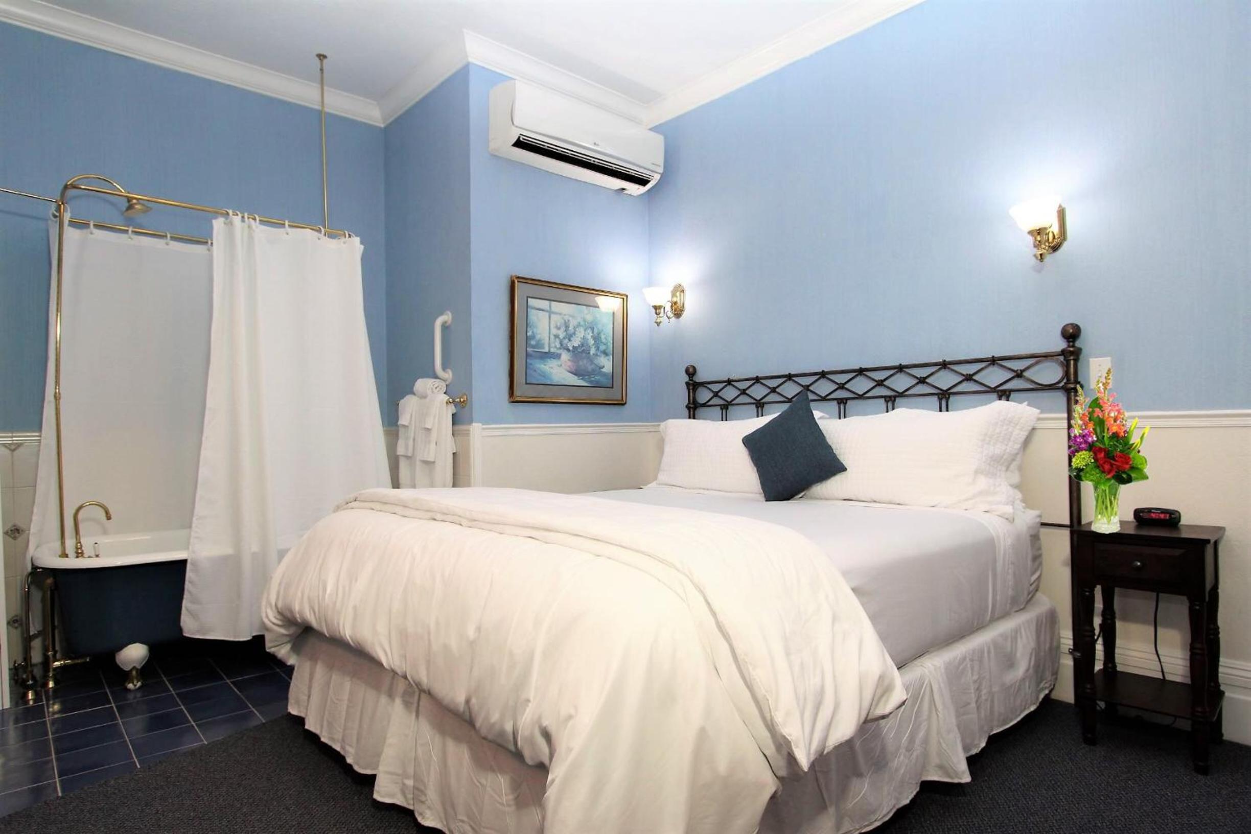Standard King Room photo 1