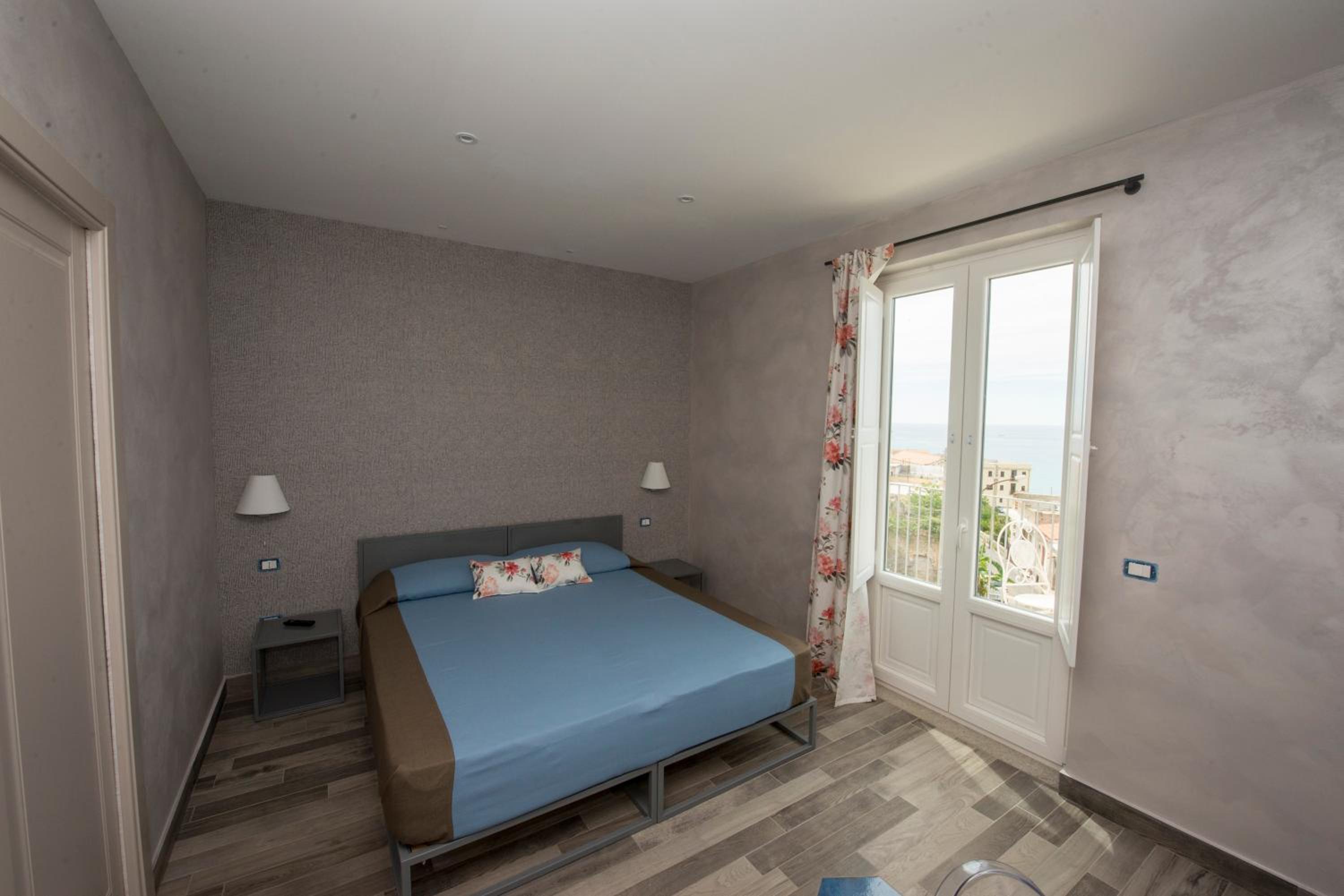 Double or Twin Room with Sea View photo 1