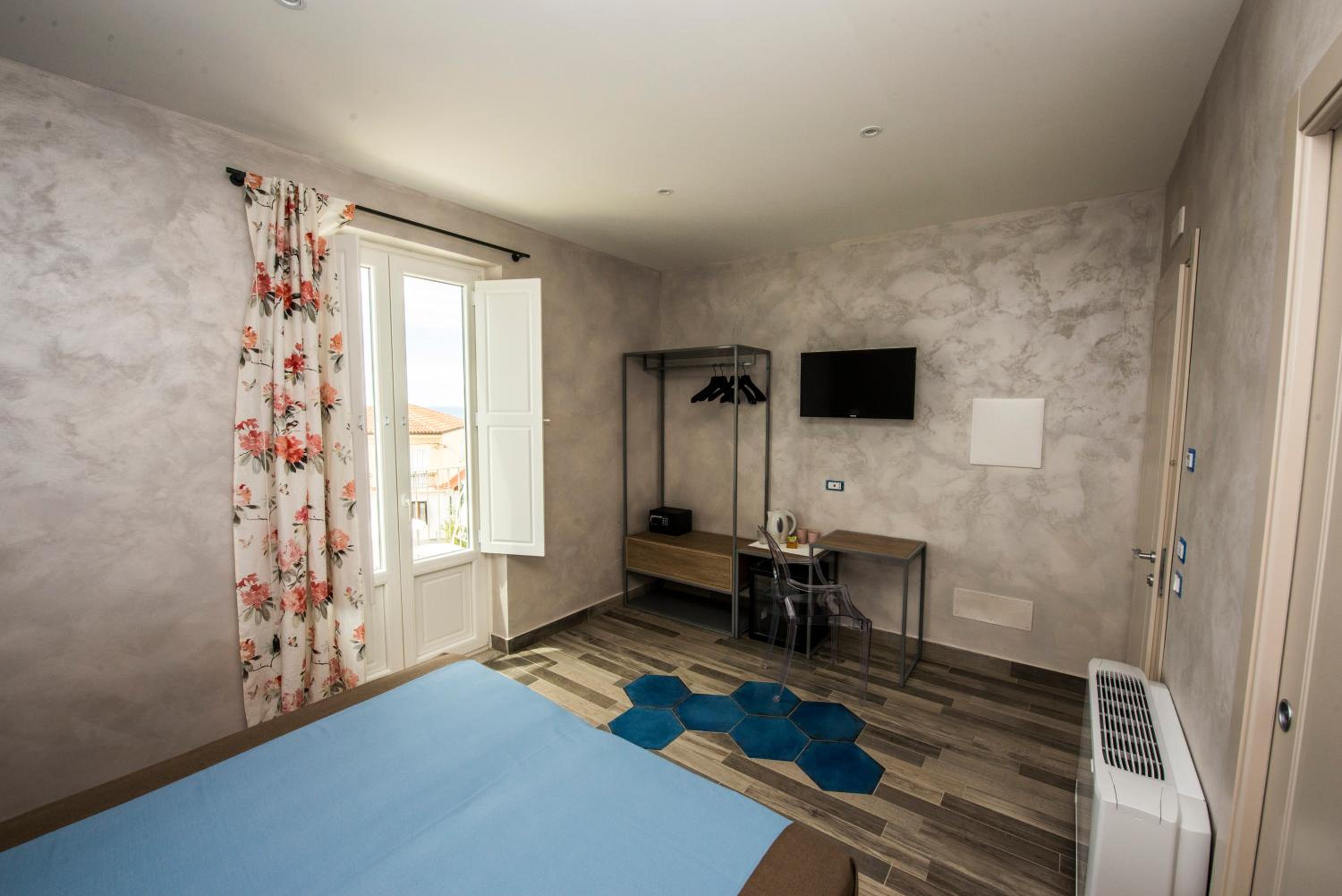 Double or Twin Room with Sea View photo 3