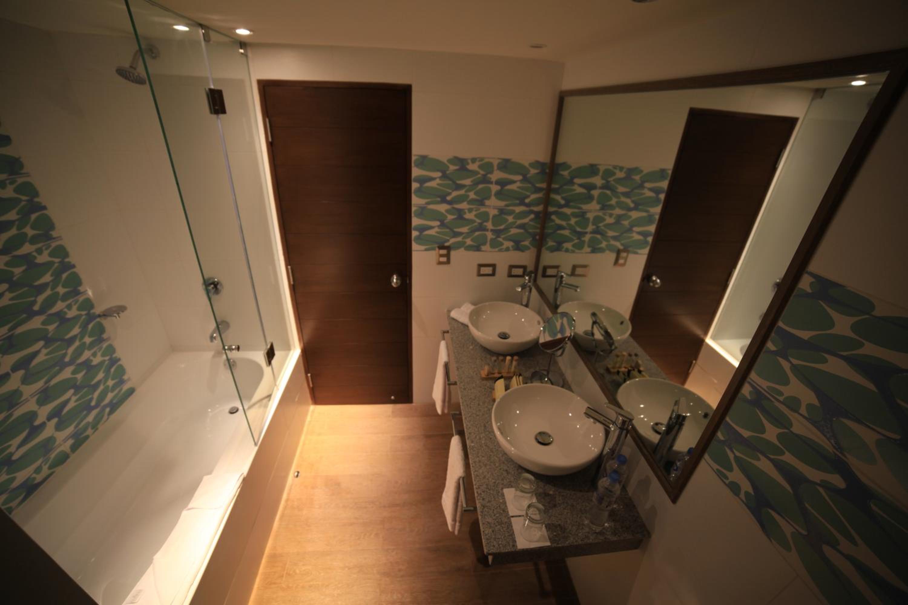 Deluxe Room with Two Queen Beds and Pool Access photo 3