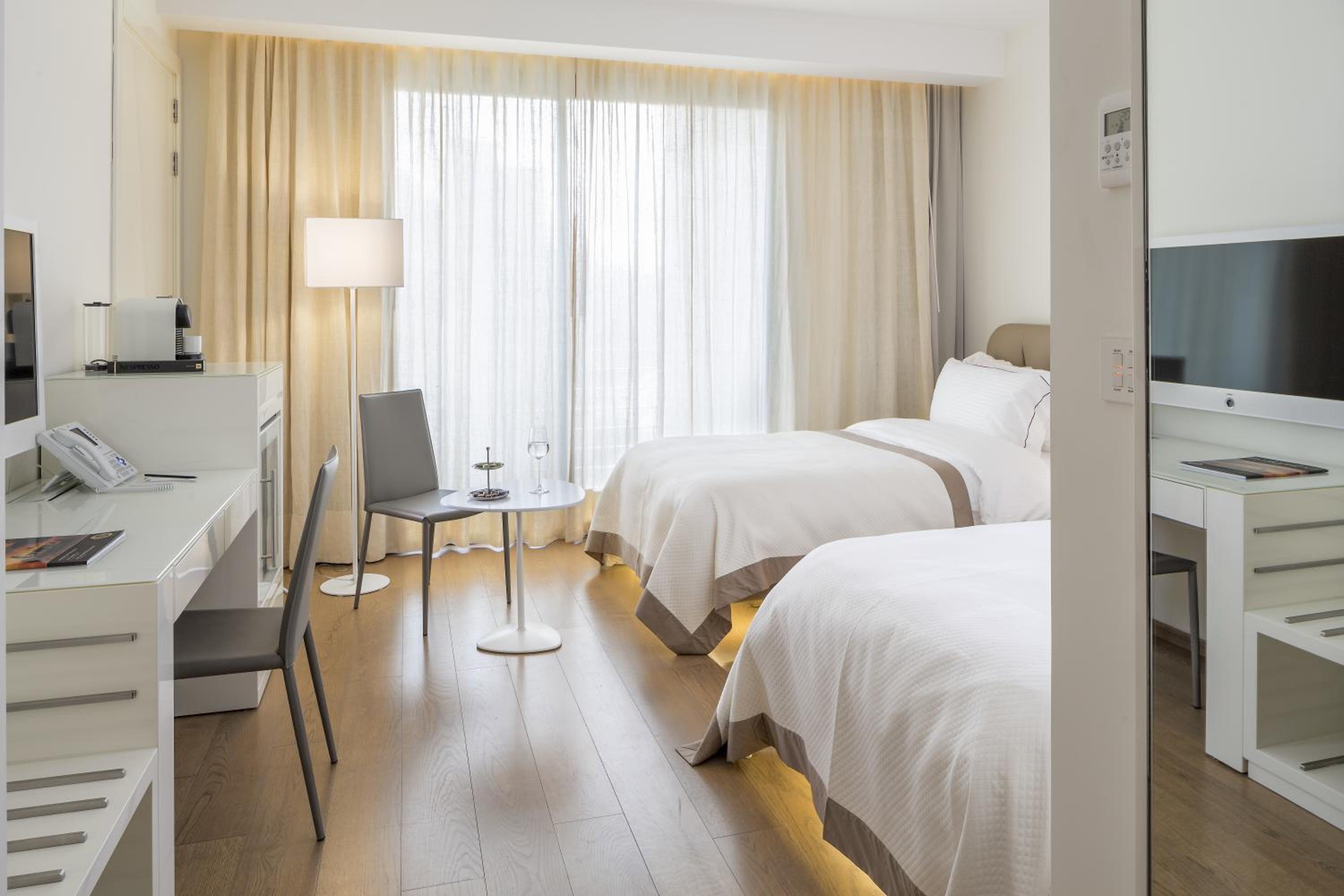 Deluxe Room With Window photo 1