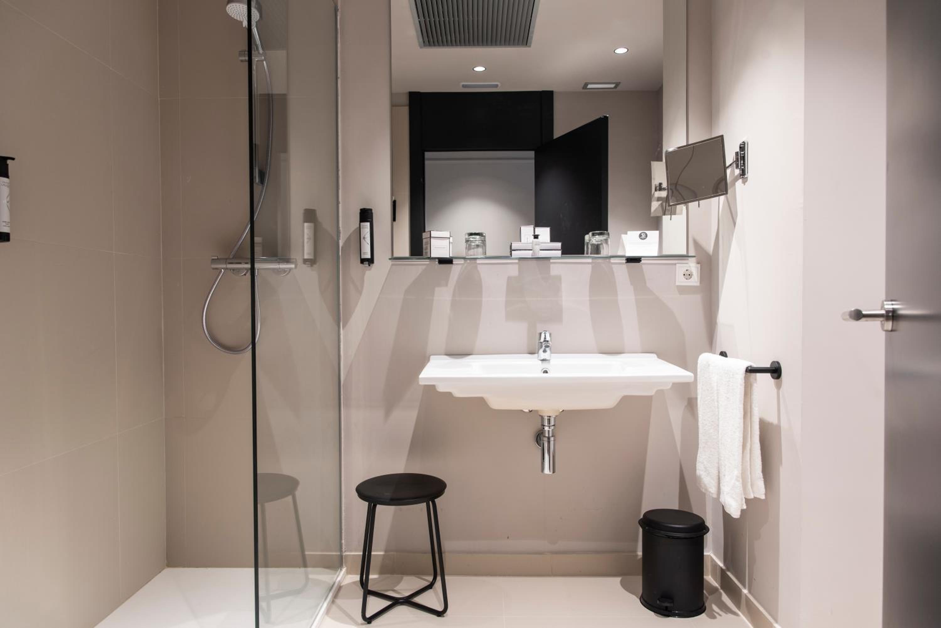 Double or Twin Room - Photo 7