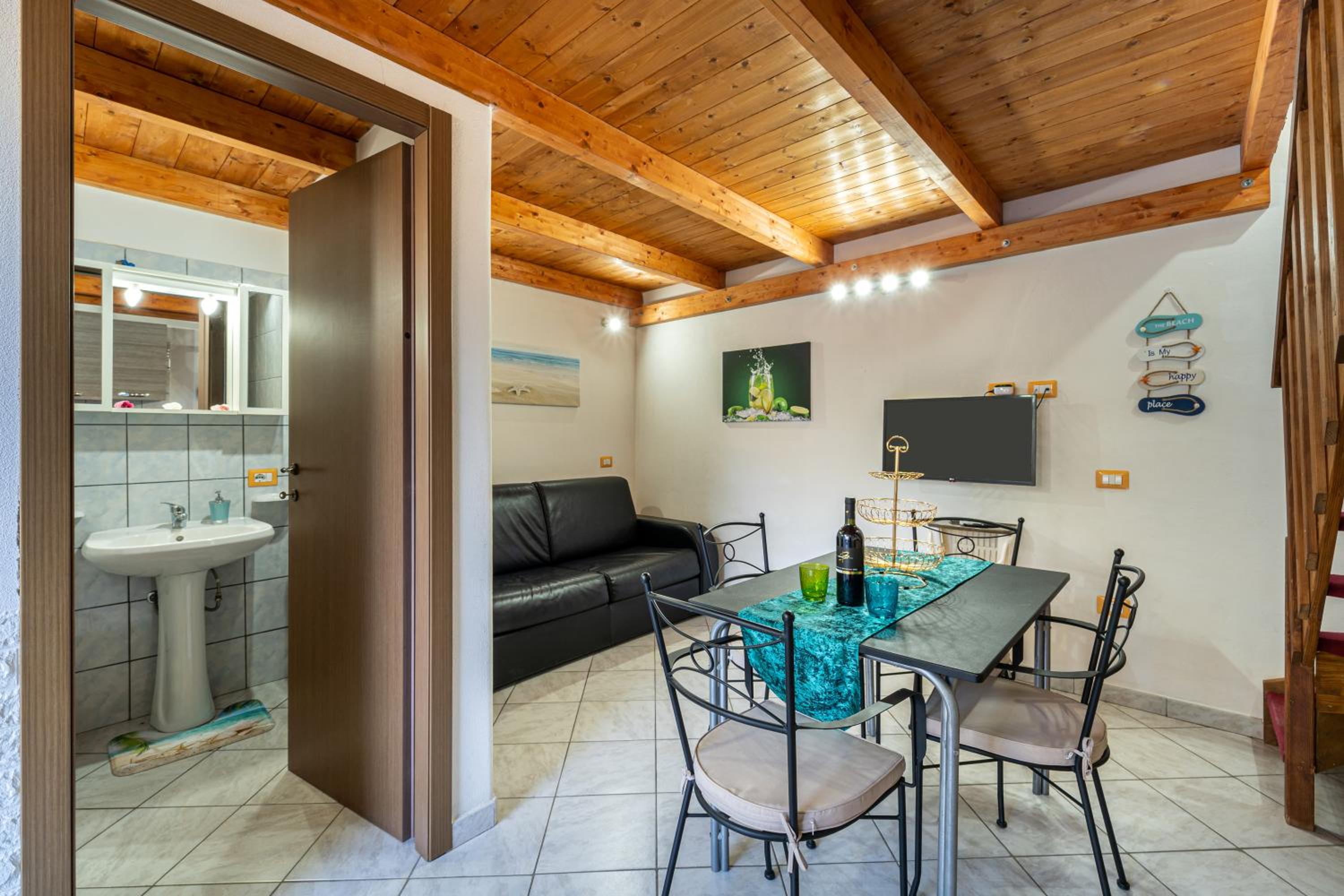 One-Bedroom House - Photo 8