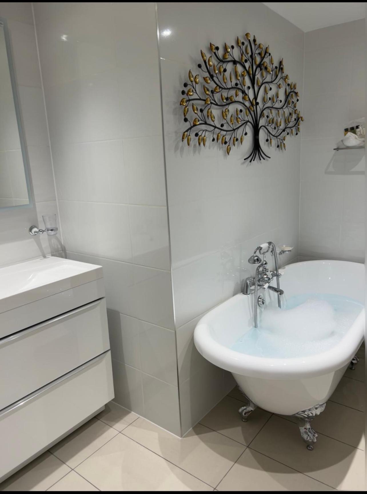 Deluxe King Room - Photo 3