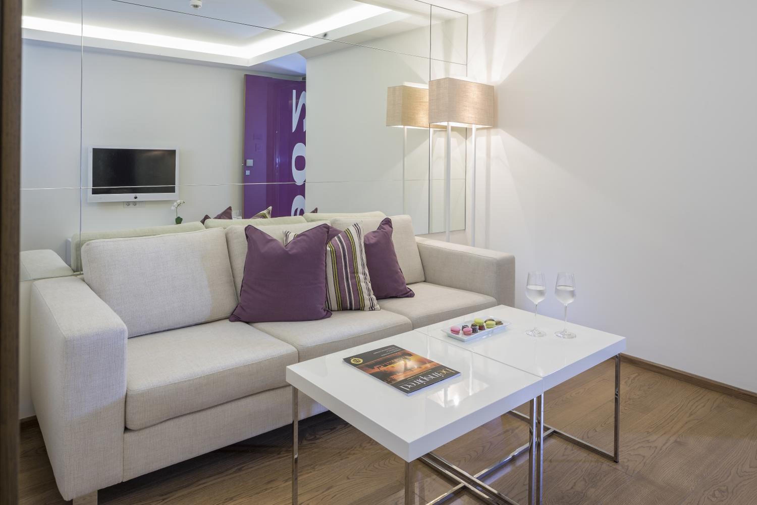 One-Bedroom Suite with Balcony photo 2
