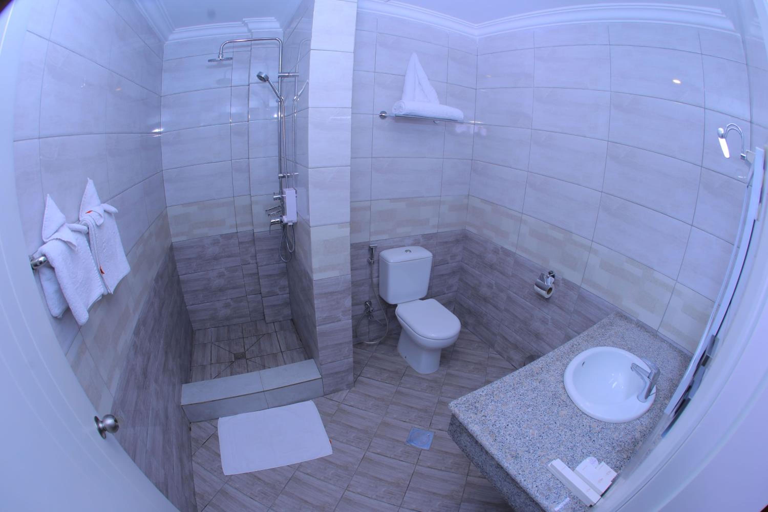 Standard Queen Room - Photo 5