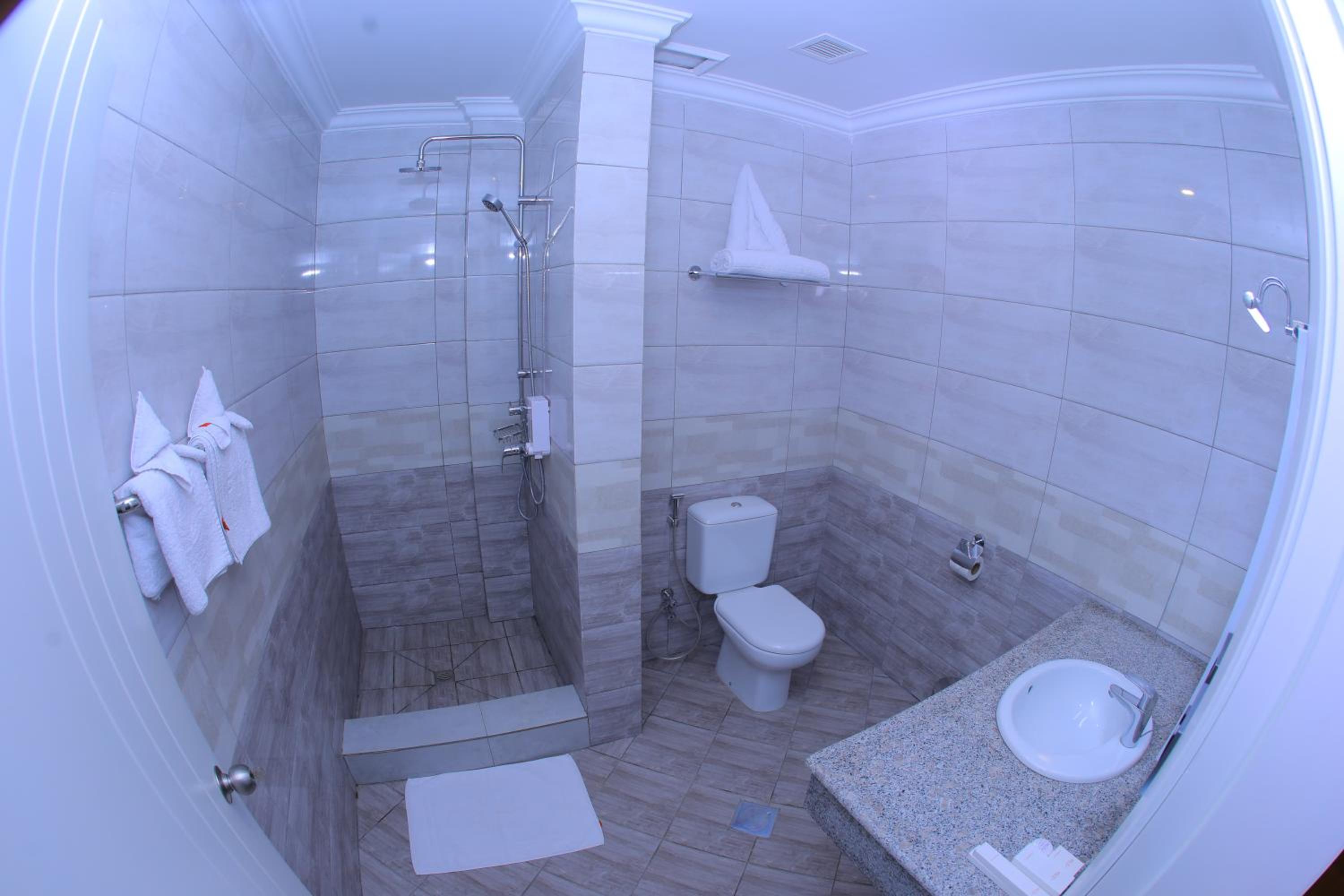 Standard Queen Room - Photo 7