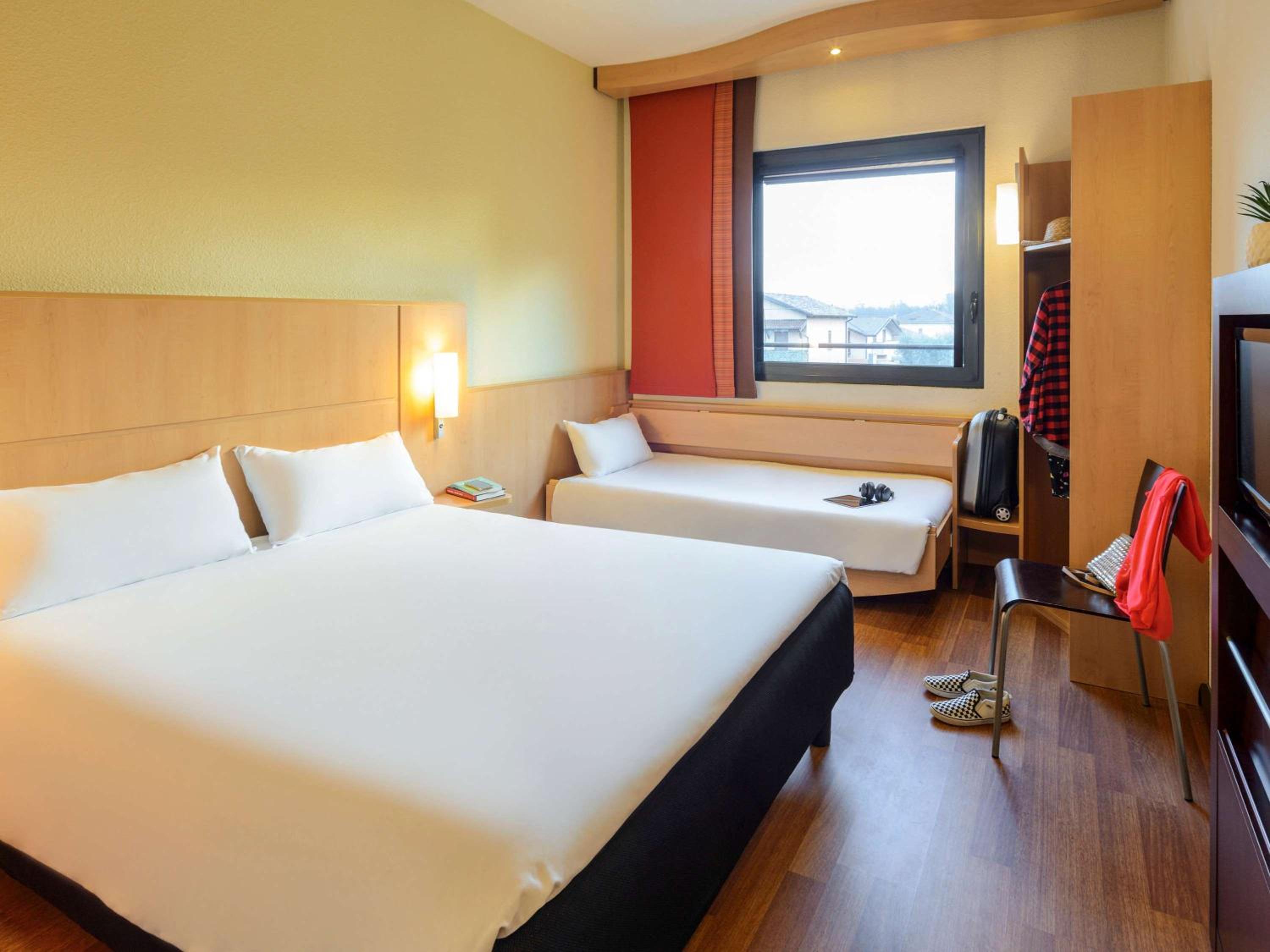 Standard Room with One Double Bed and One Single Bed - Photo 1