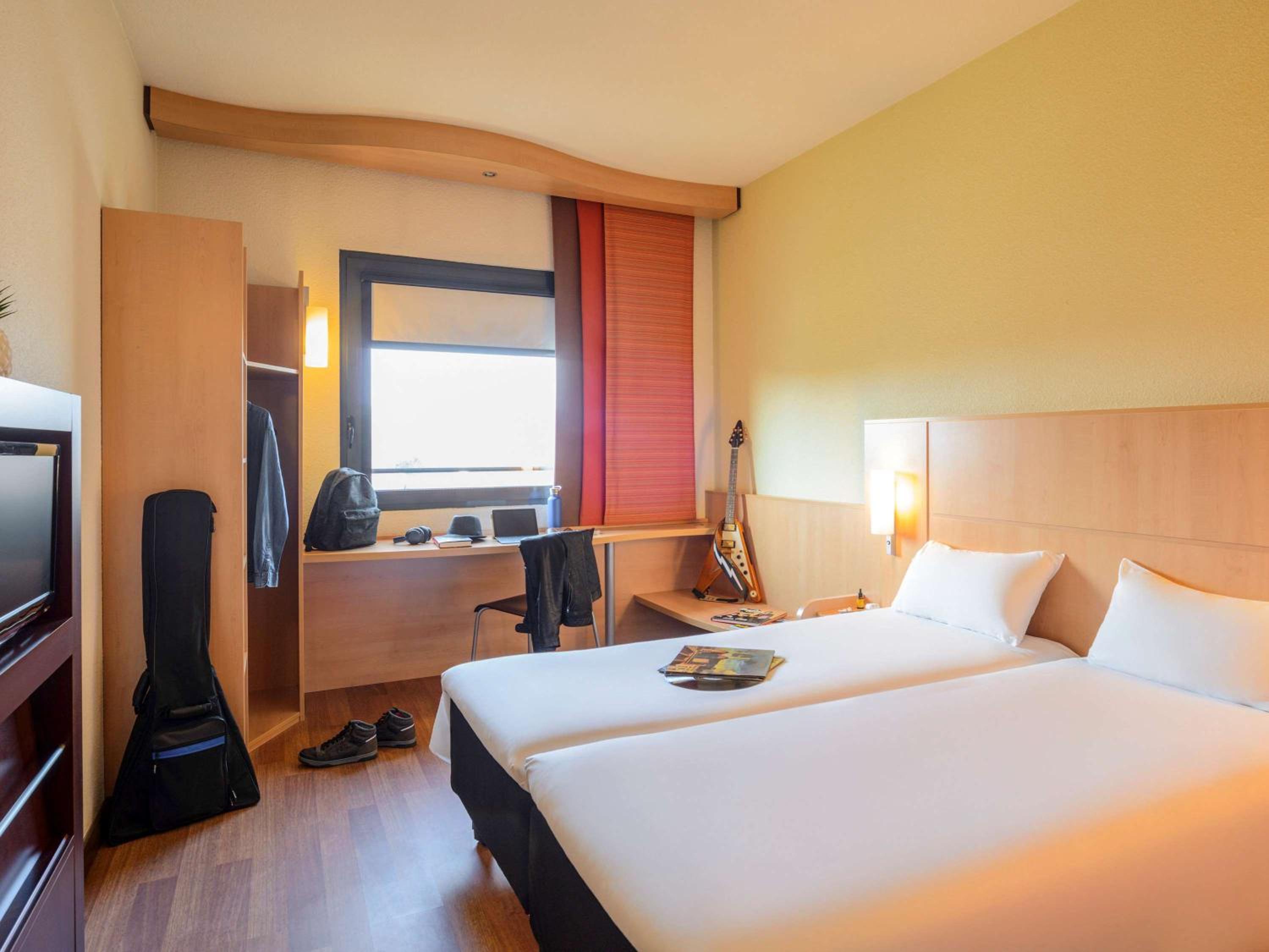 Standard Room with 2 Single Beds - Photo 11
