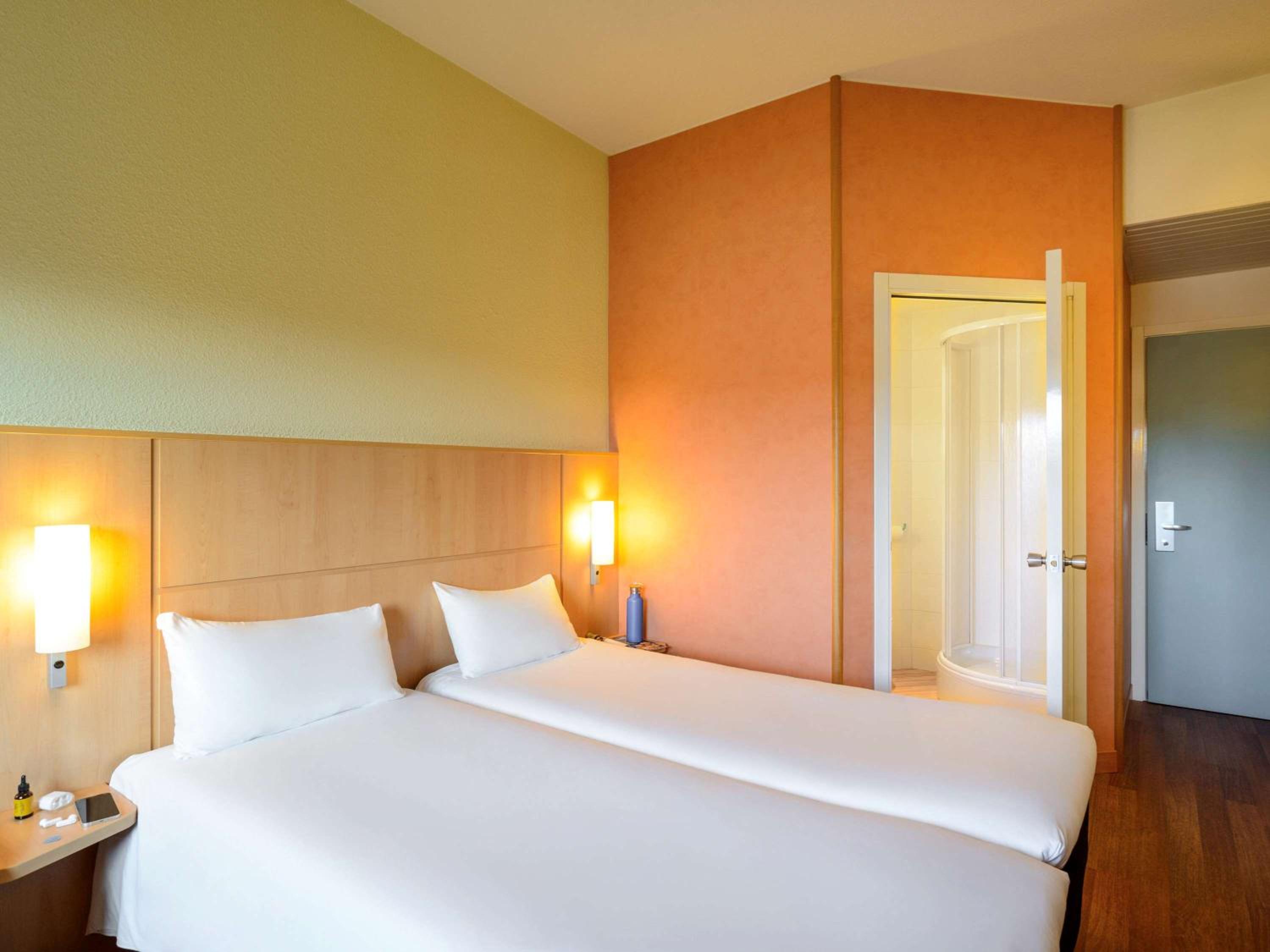 Standard Room with 2 Single Beds - Photo 2
