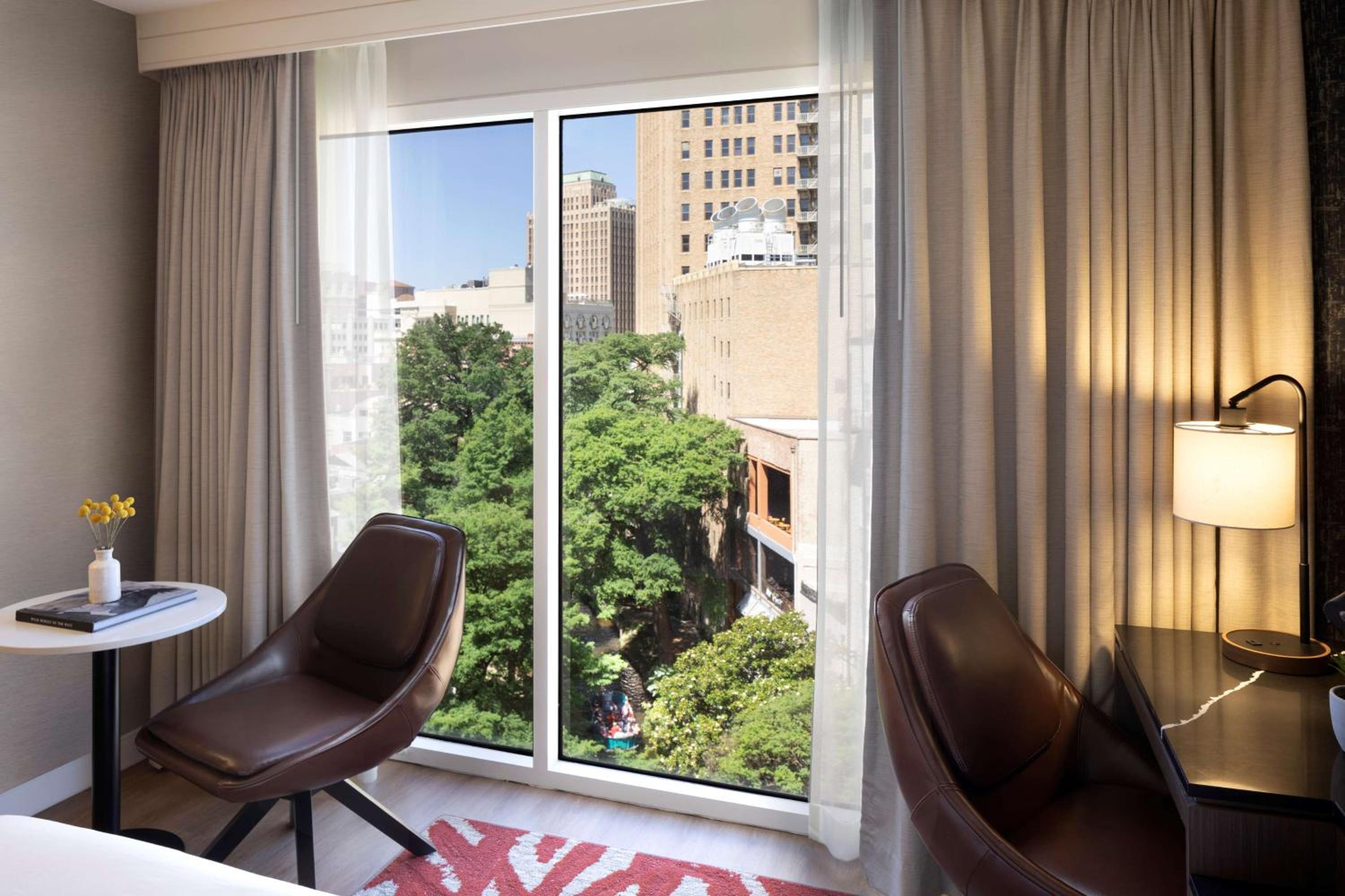 Queen Room with Two Queen Beds and River View - Photo 6