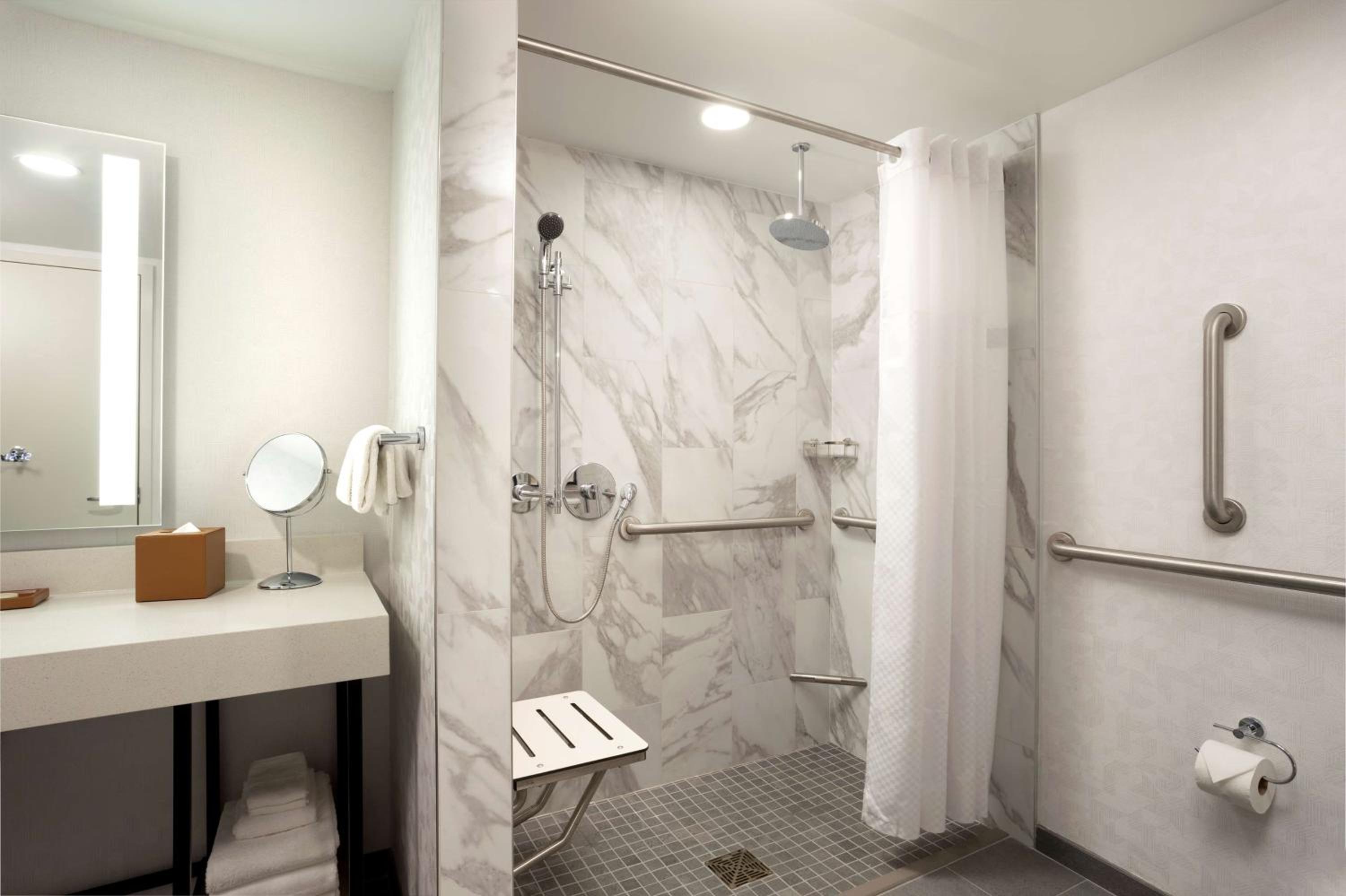 King Room with Accessible Shower - Disability Access - Photo 3