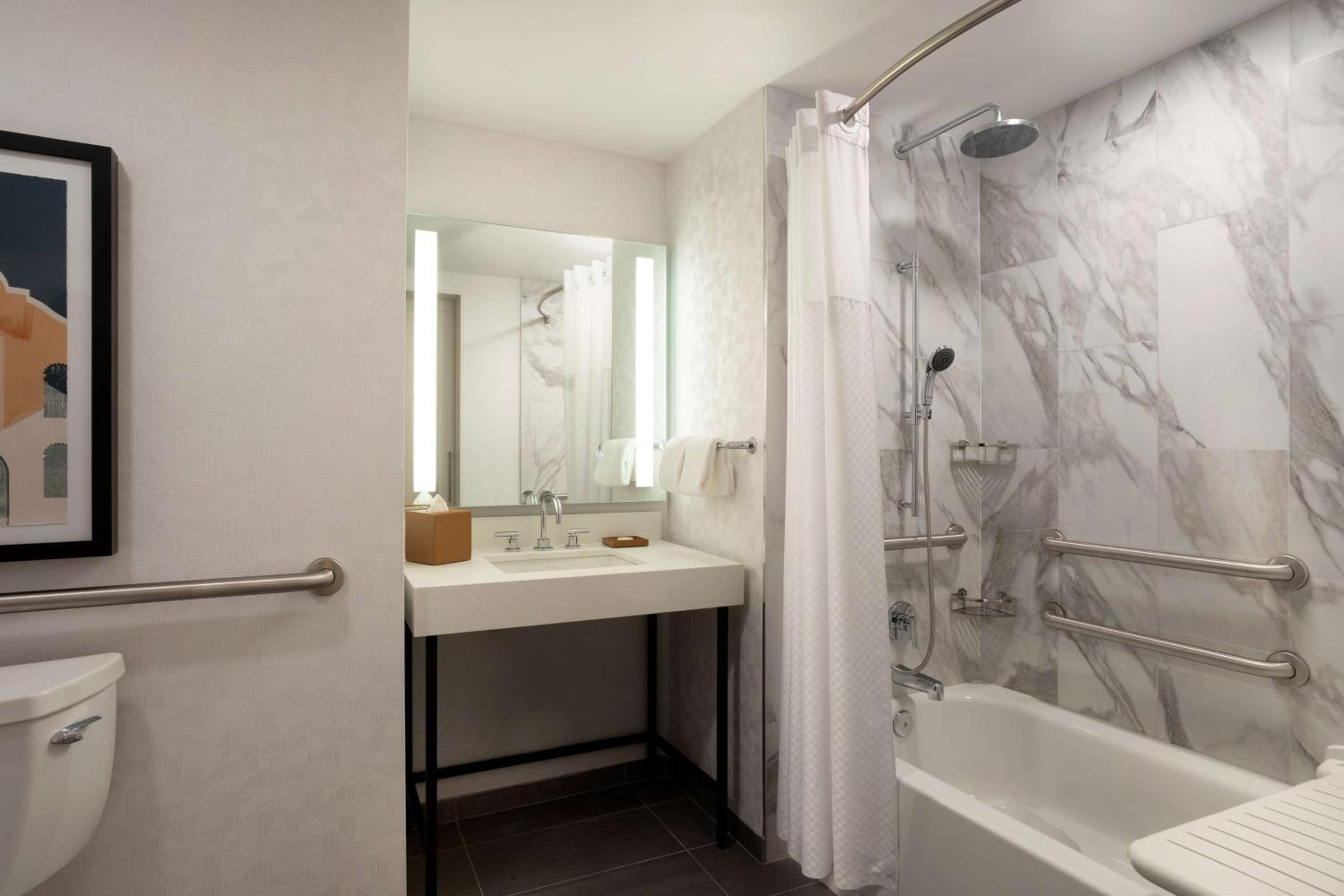 Queen Room with Two Queen Beds and Accessible Tub - Disability Access - Photo 4