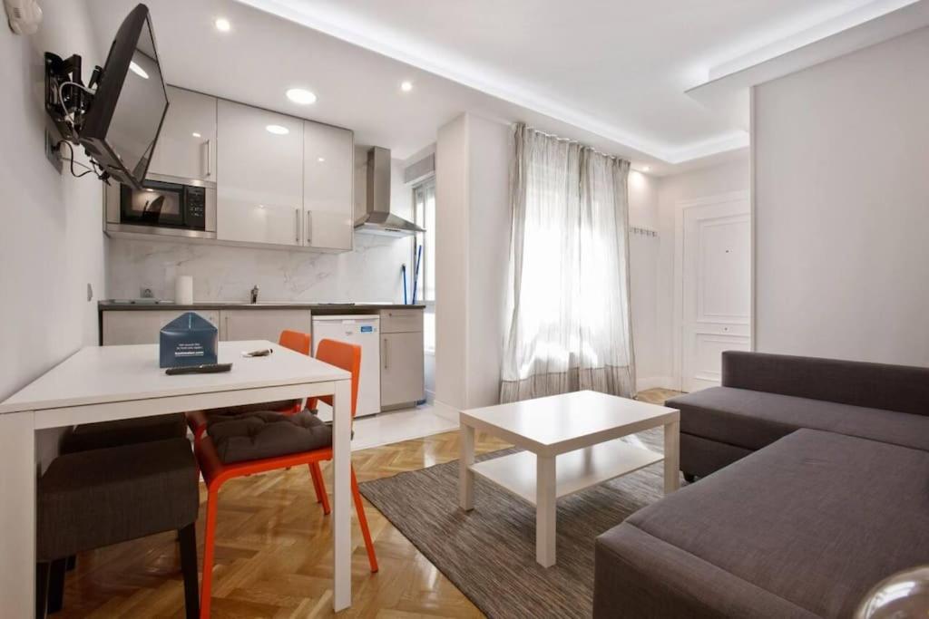 One-Bedroom Apartment photo 2