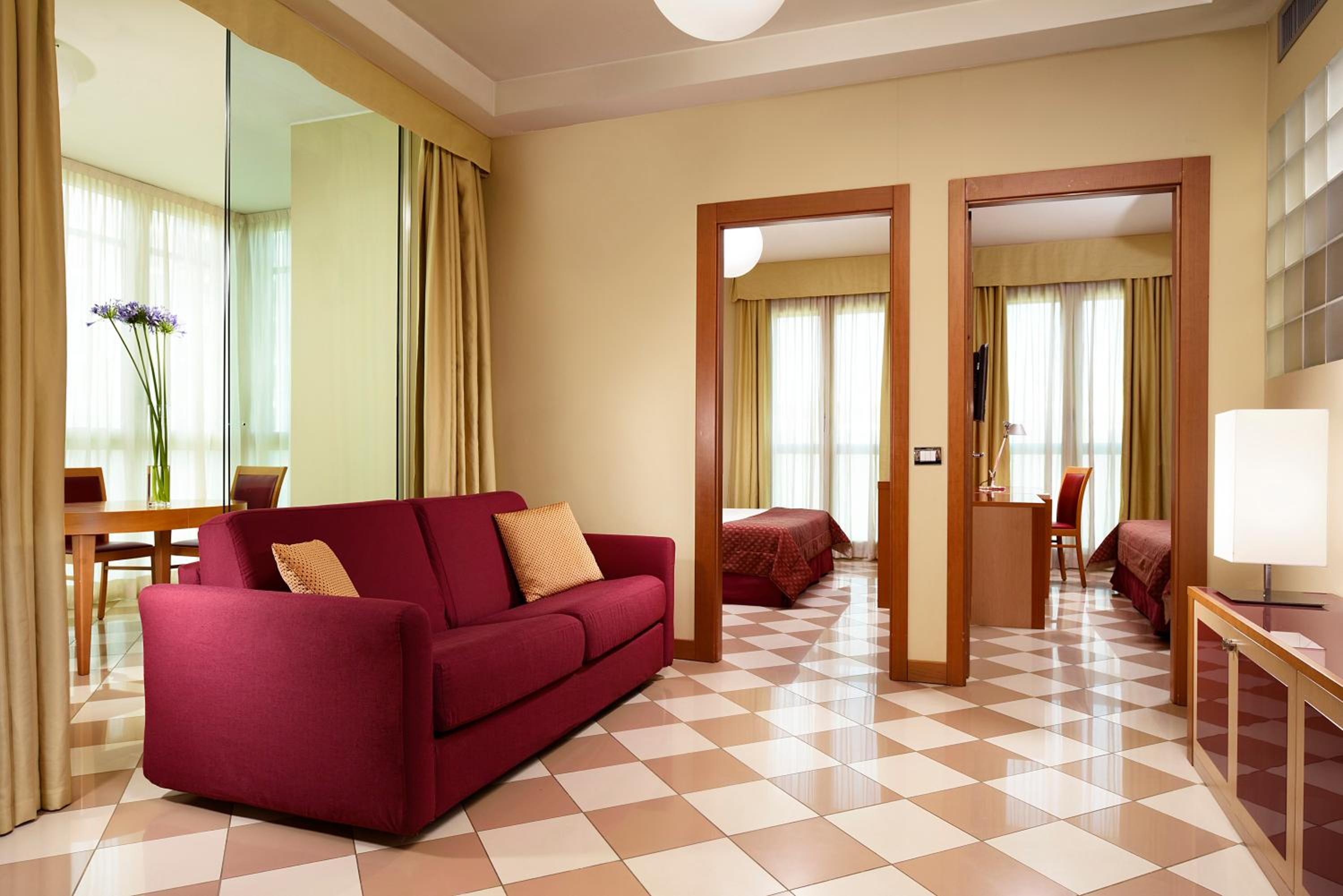 Superior One-Bedroom Apartment thumbnail 6